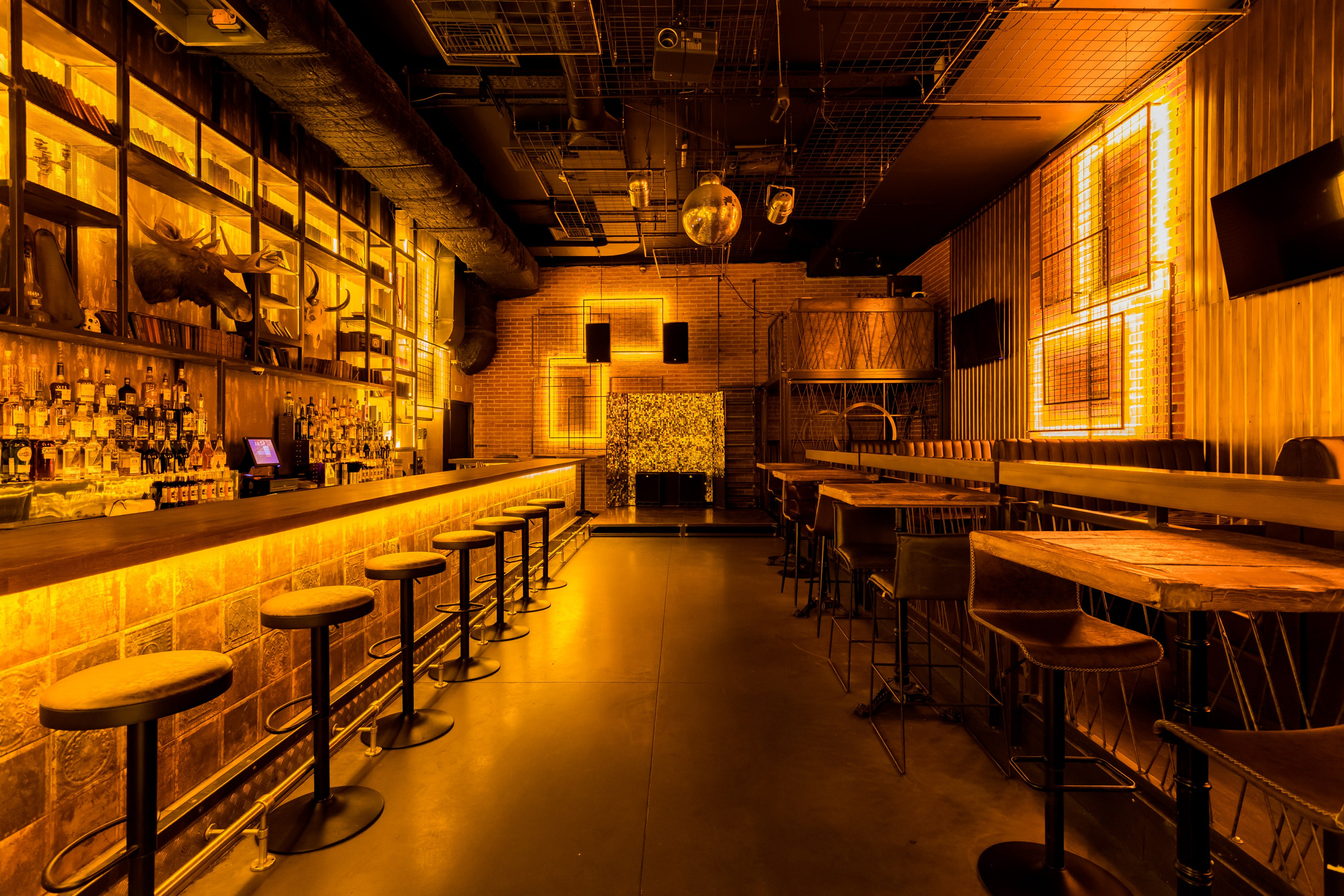 Фотосъемка для бара Гадкий Койот на улице Большая Дмитровка. Интерьеры, Контент, Портреты | Фотограф в Москве Дани Терно