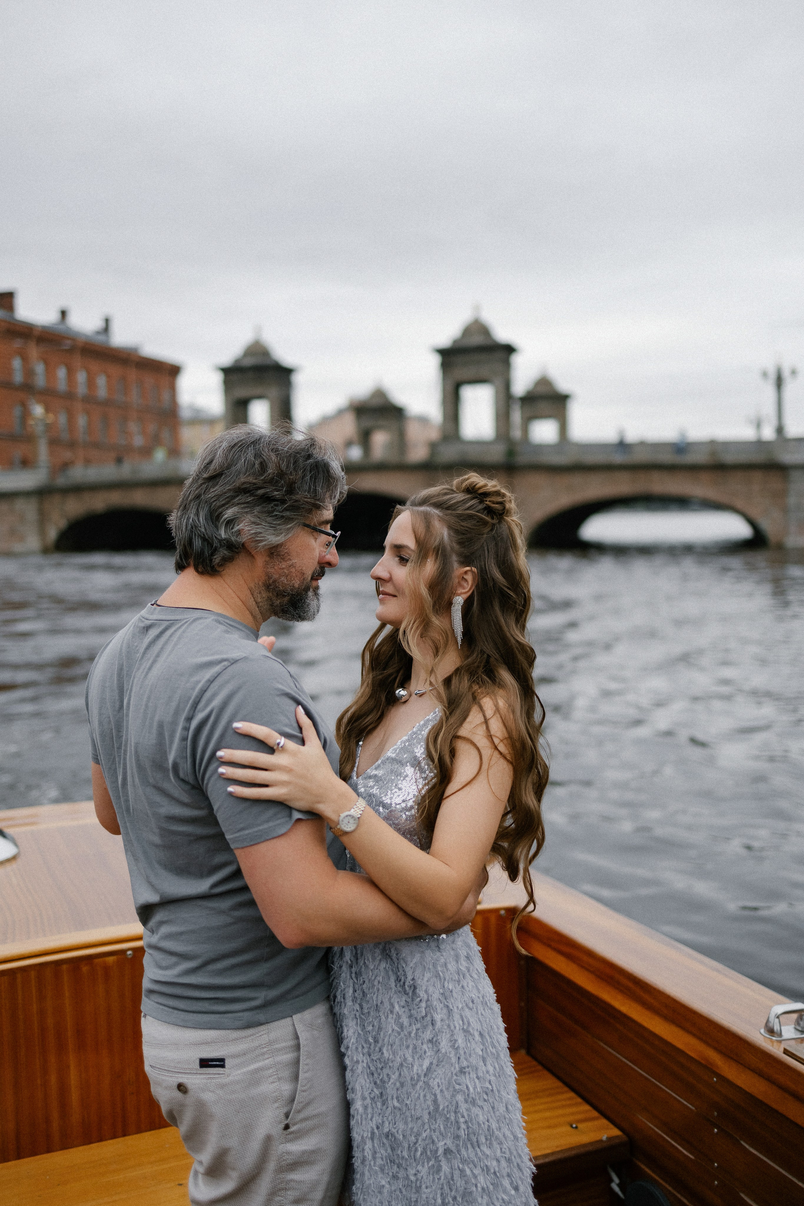 Прогулка на венецианском катере. Свадебный фотограф в Санкт-Петербурге Ксения Кобышева