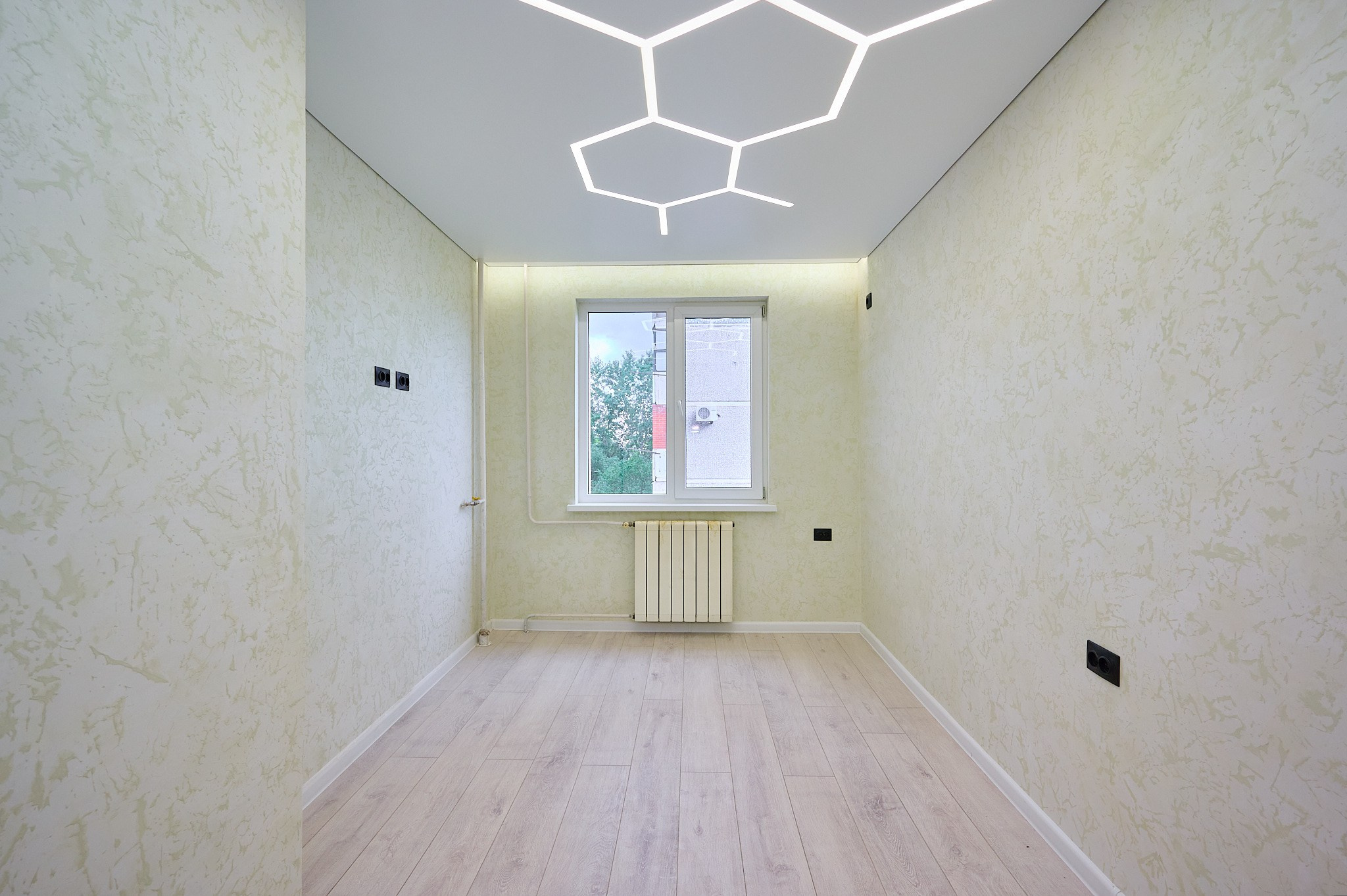 комната светлые оттенки белая дверь 