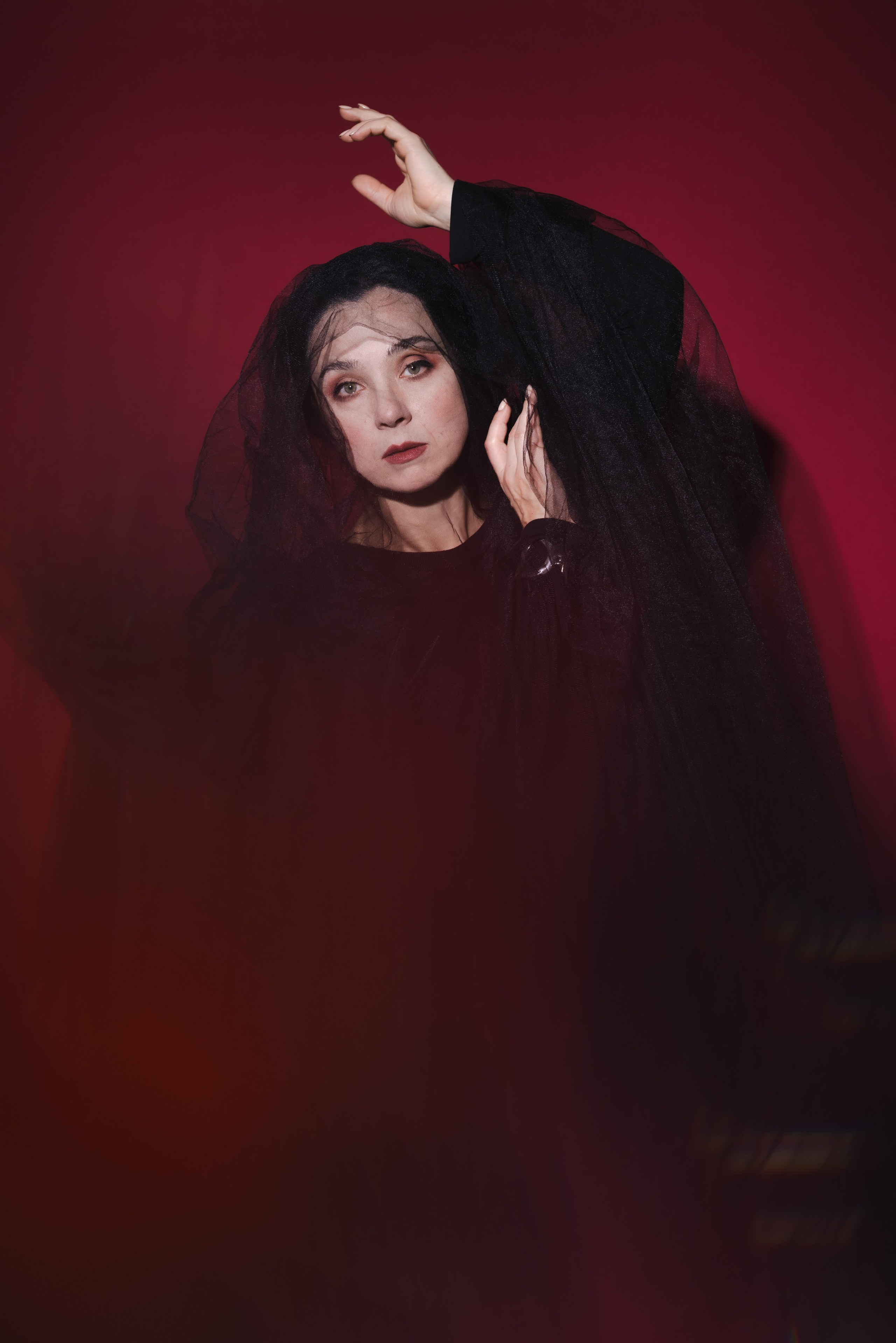 Нана Татишвили, девушка в черном платье на красном фоне
