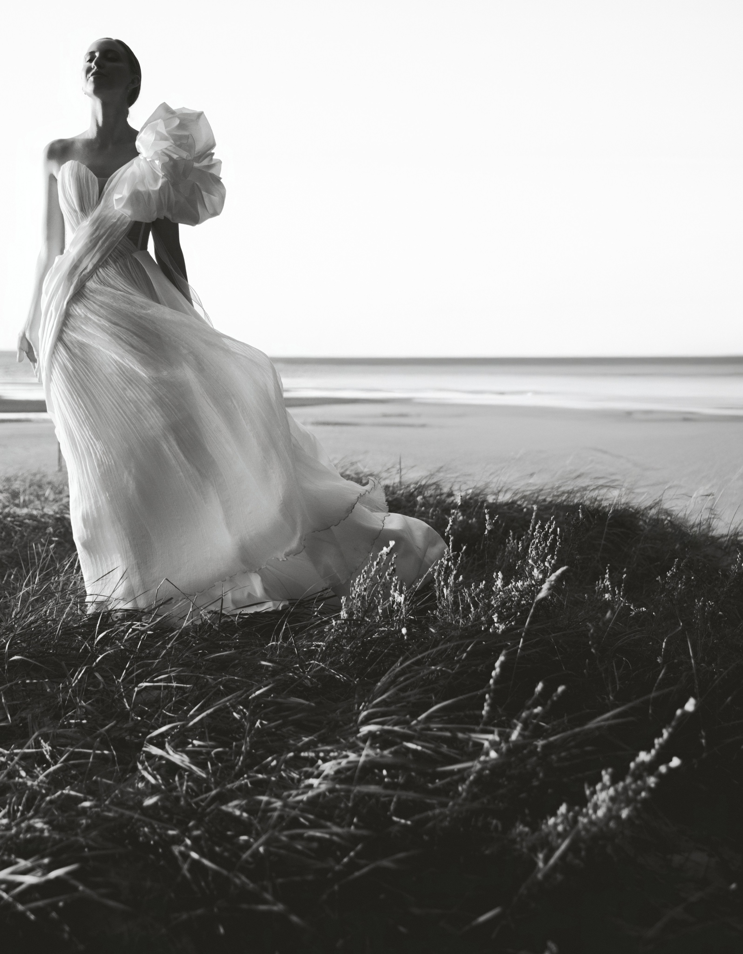 В ЛУЧАХ ЗАКАТА НА БЕРЕГУ МОРСКОМ