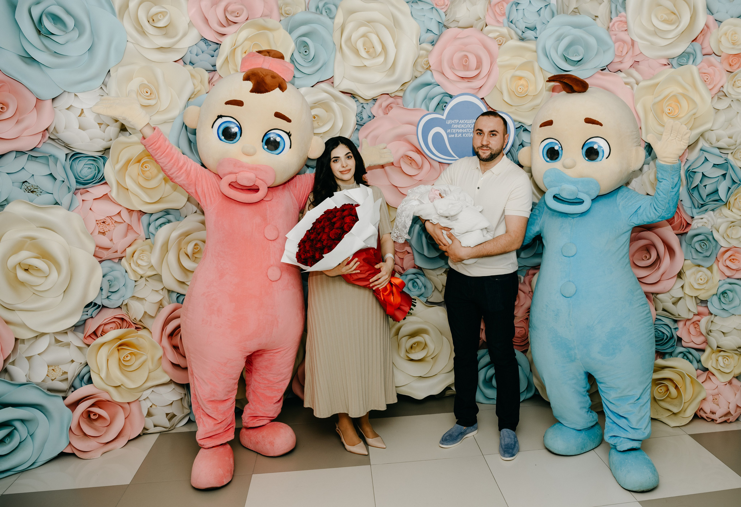 Выписка Амелии в ФГБУ Кулакова. Фотограф на выписку из роддома в Москве и МО