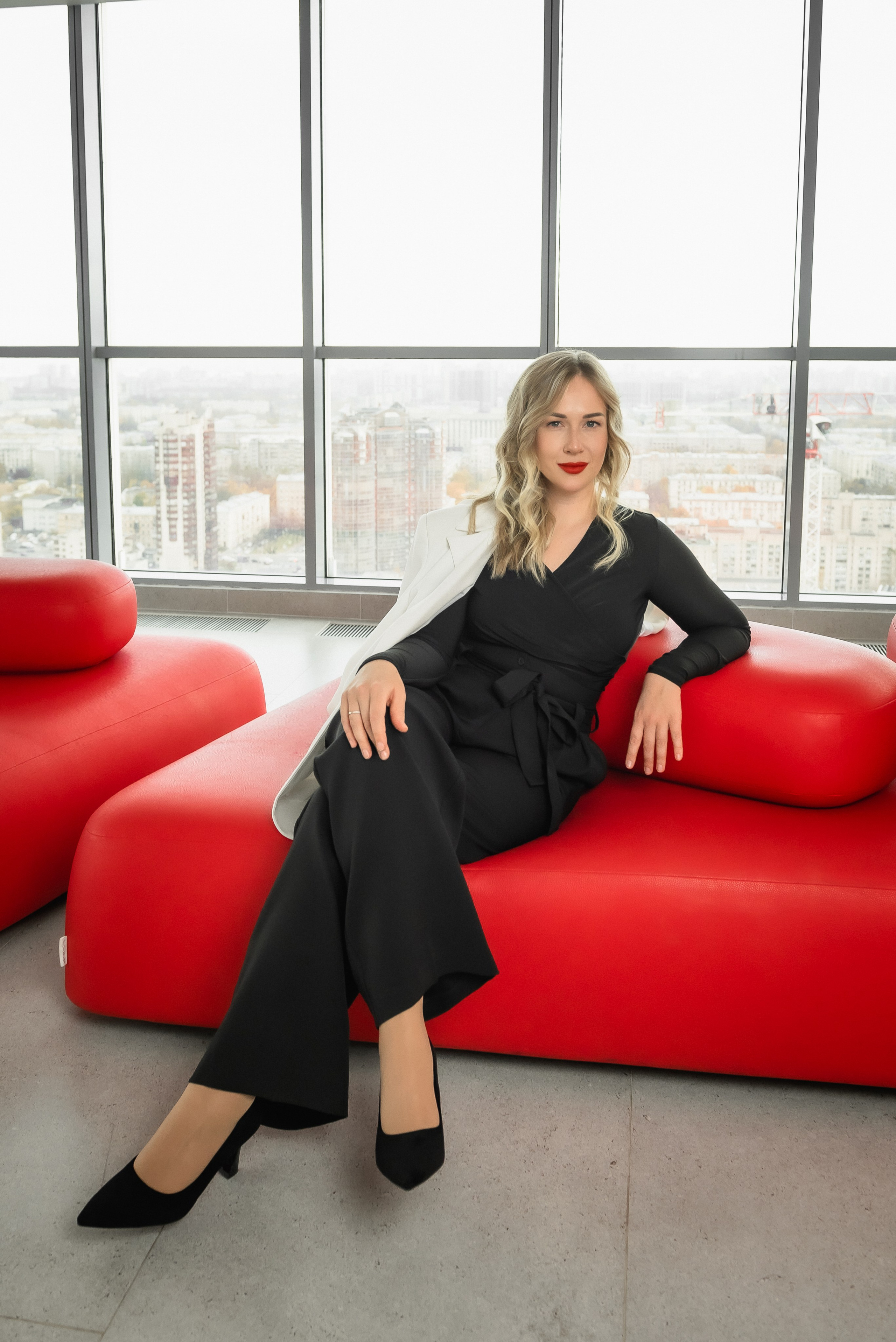 Портрет на красном фоне. КОНТЕНТ | БРЕНД фотограф Санкт-Петербург — Жанна Олтаржевская