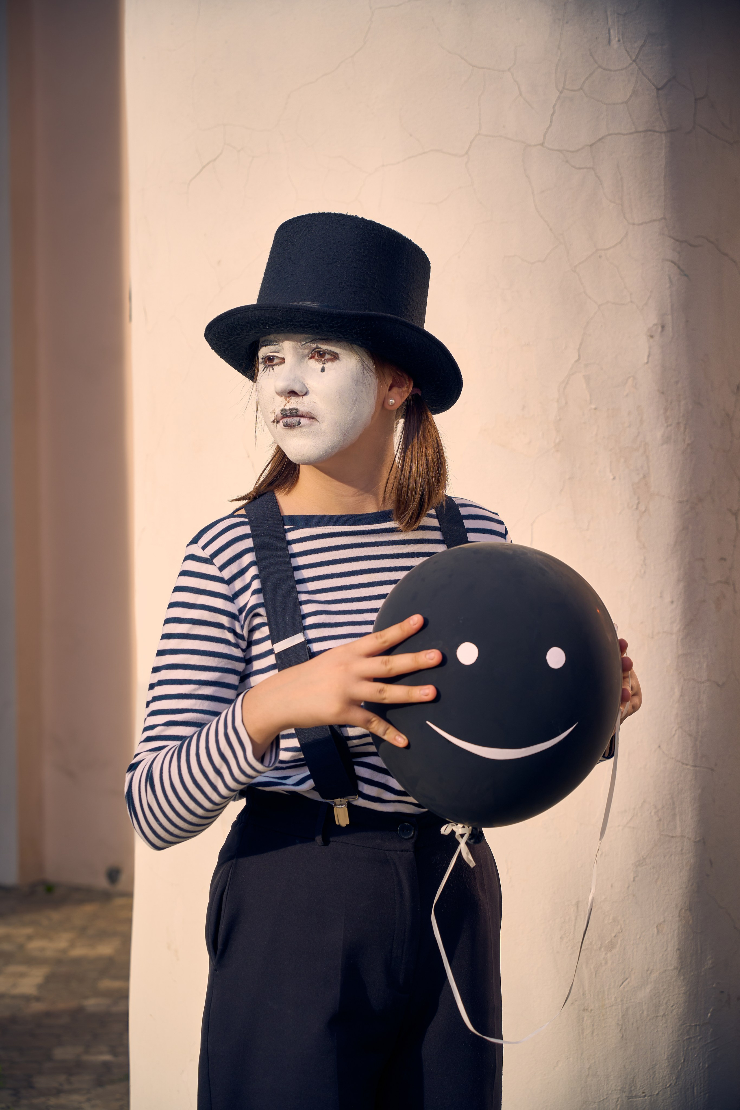 Портрет одинокого мима с шариком в руках