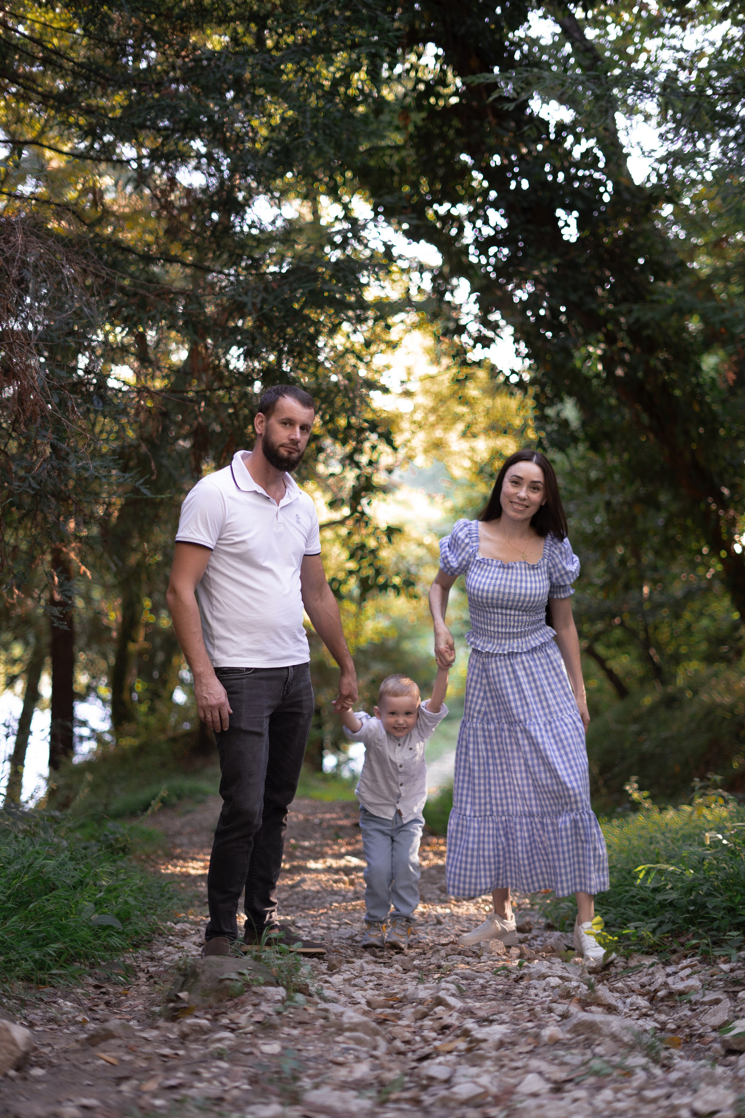 Семейная фотосессия в лесу у озера. Профессиональный Фотограф в Сочи Марина Ситкина
