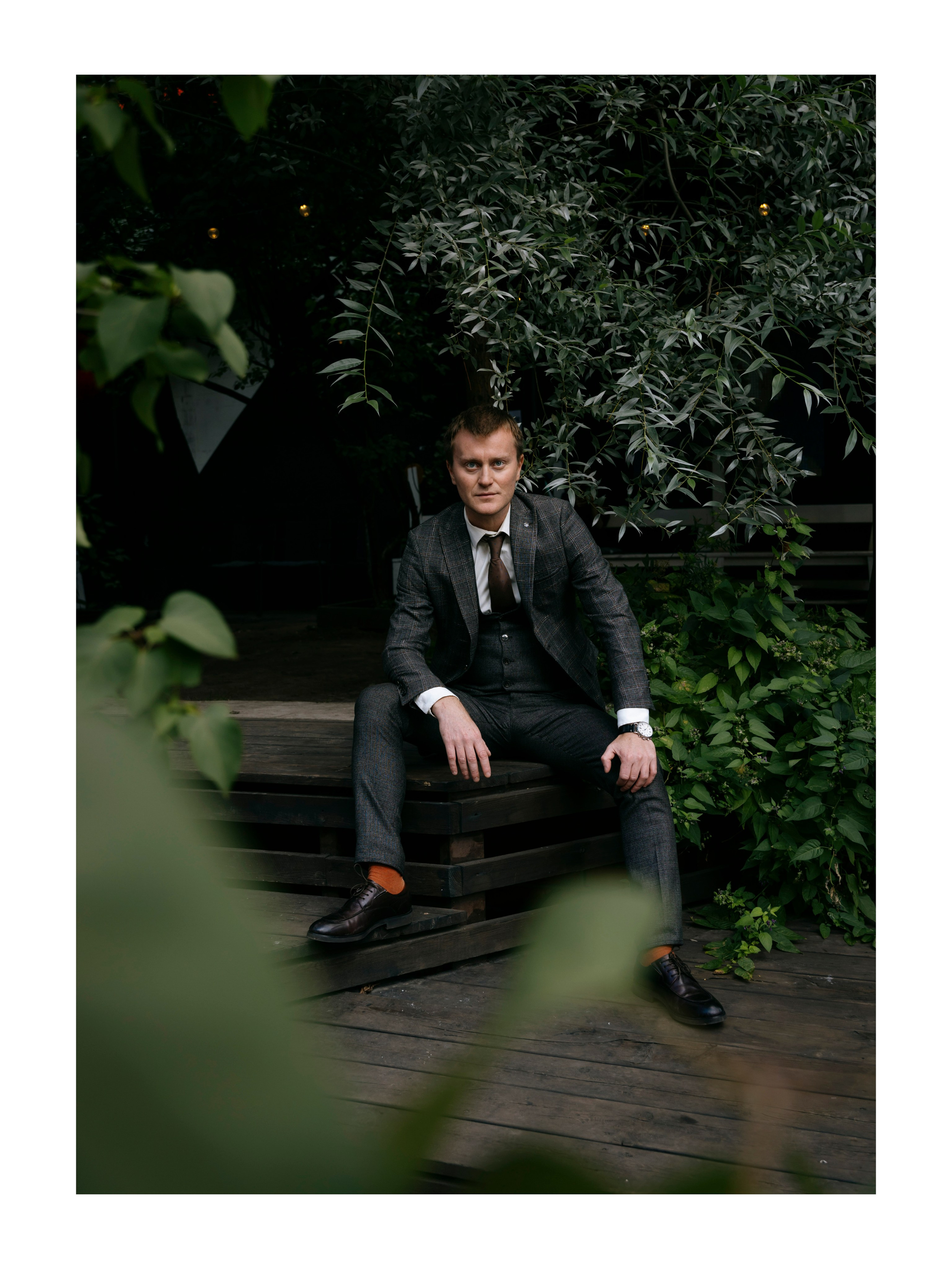 портрет мужчины в парке