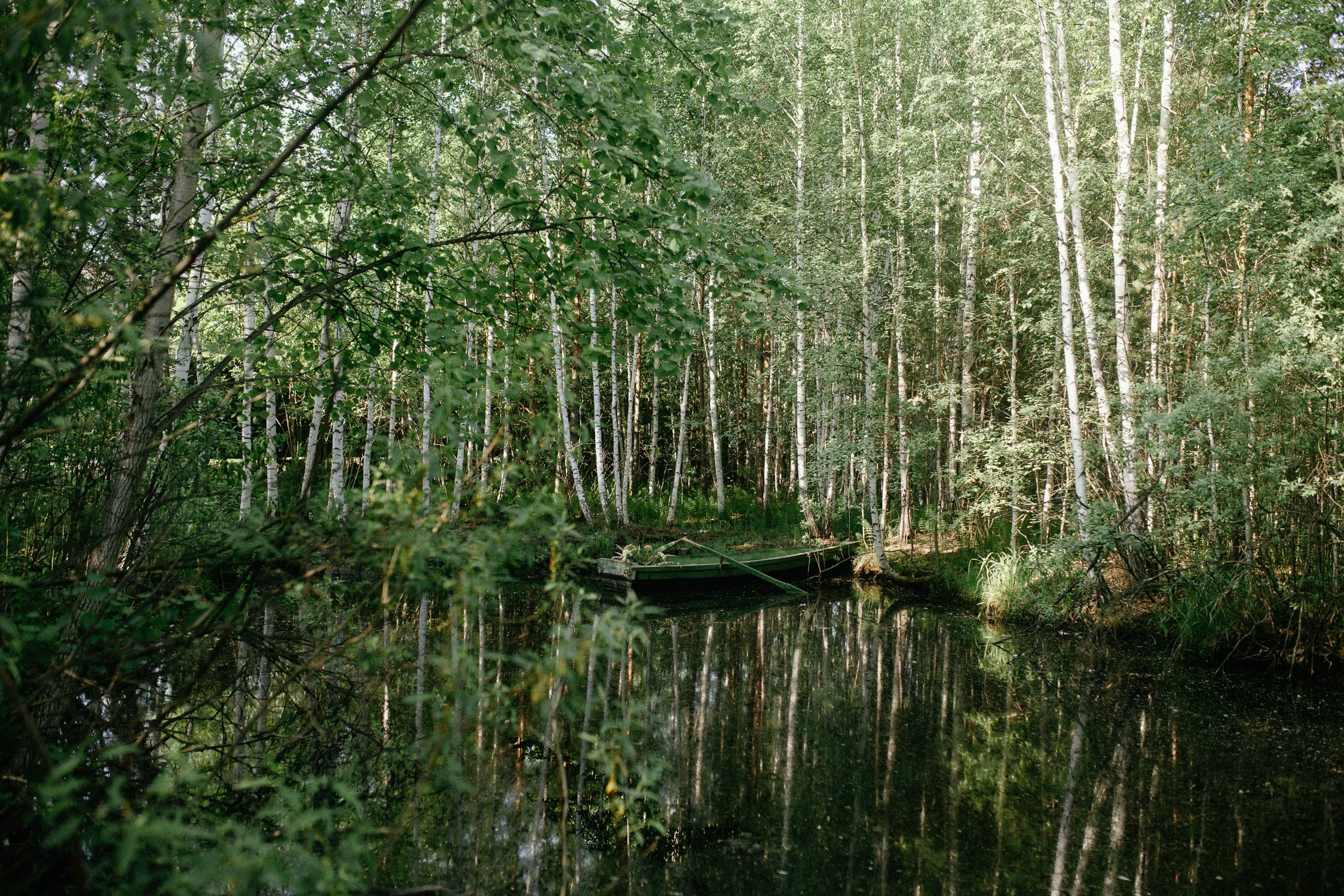 Лодка на Озере — природная локация для фотосессий в Зачарованном саду, Екатеринбург. Фотостудия «Зачарованный Сад» в 20 минутах от центра Екатеринбурга