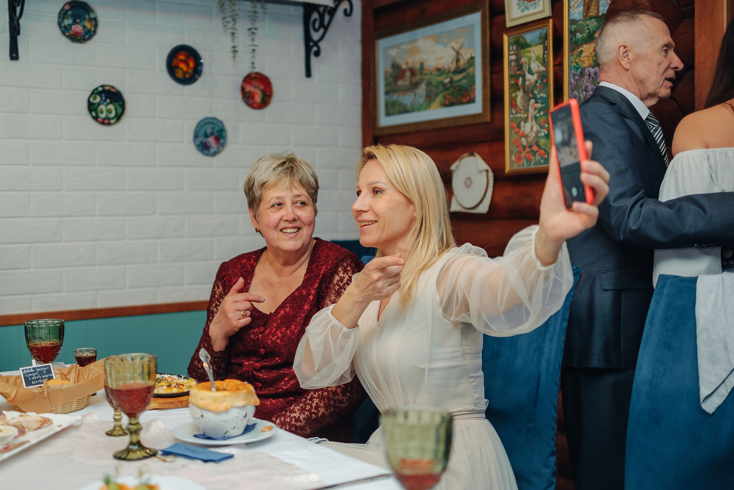 Тихий семейный праздник в ресторане Подкова. Свадебный фотограф в Екатеринбурге Артём Зайнетдинов
