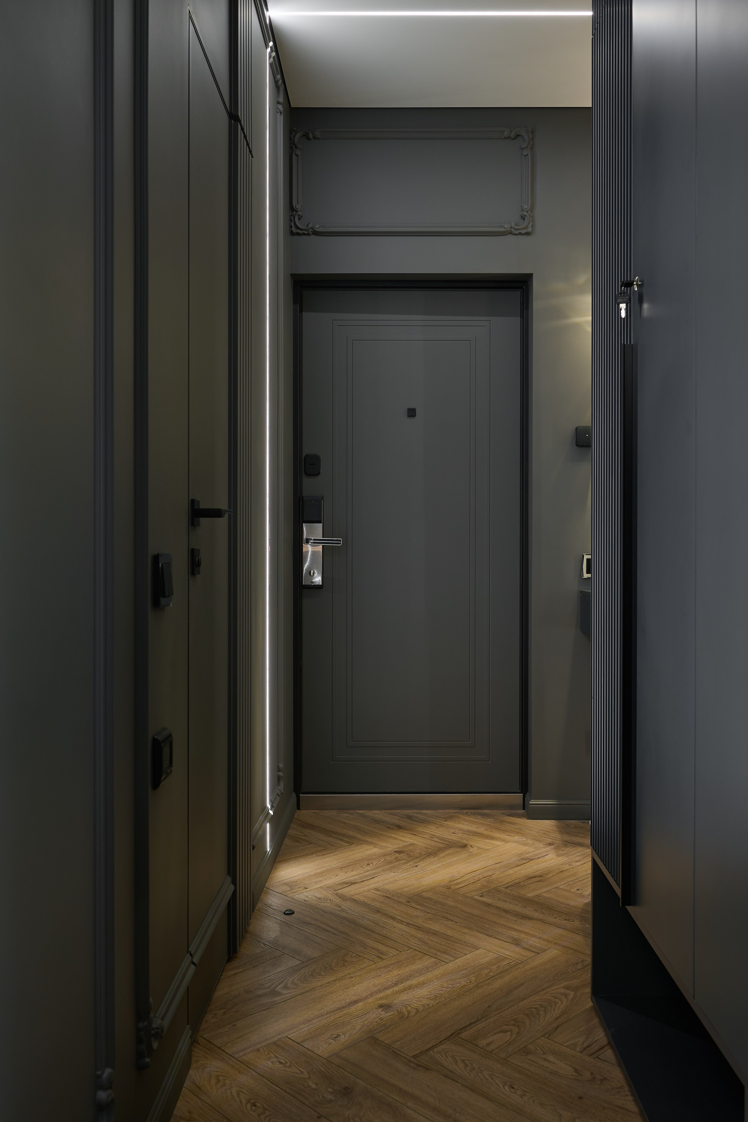 серая входная дверь серые обои 