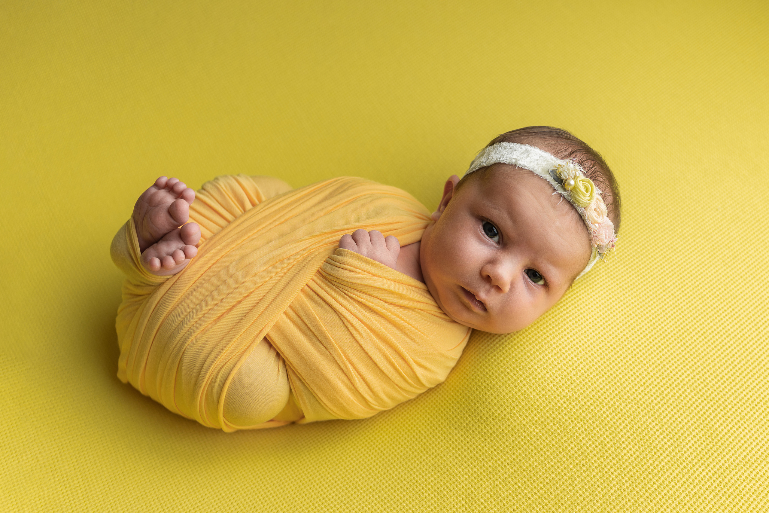Фотосессия ньюборн в обмотке восьмерка образ в жёлтом