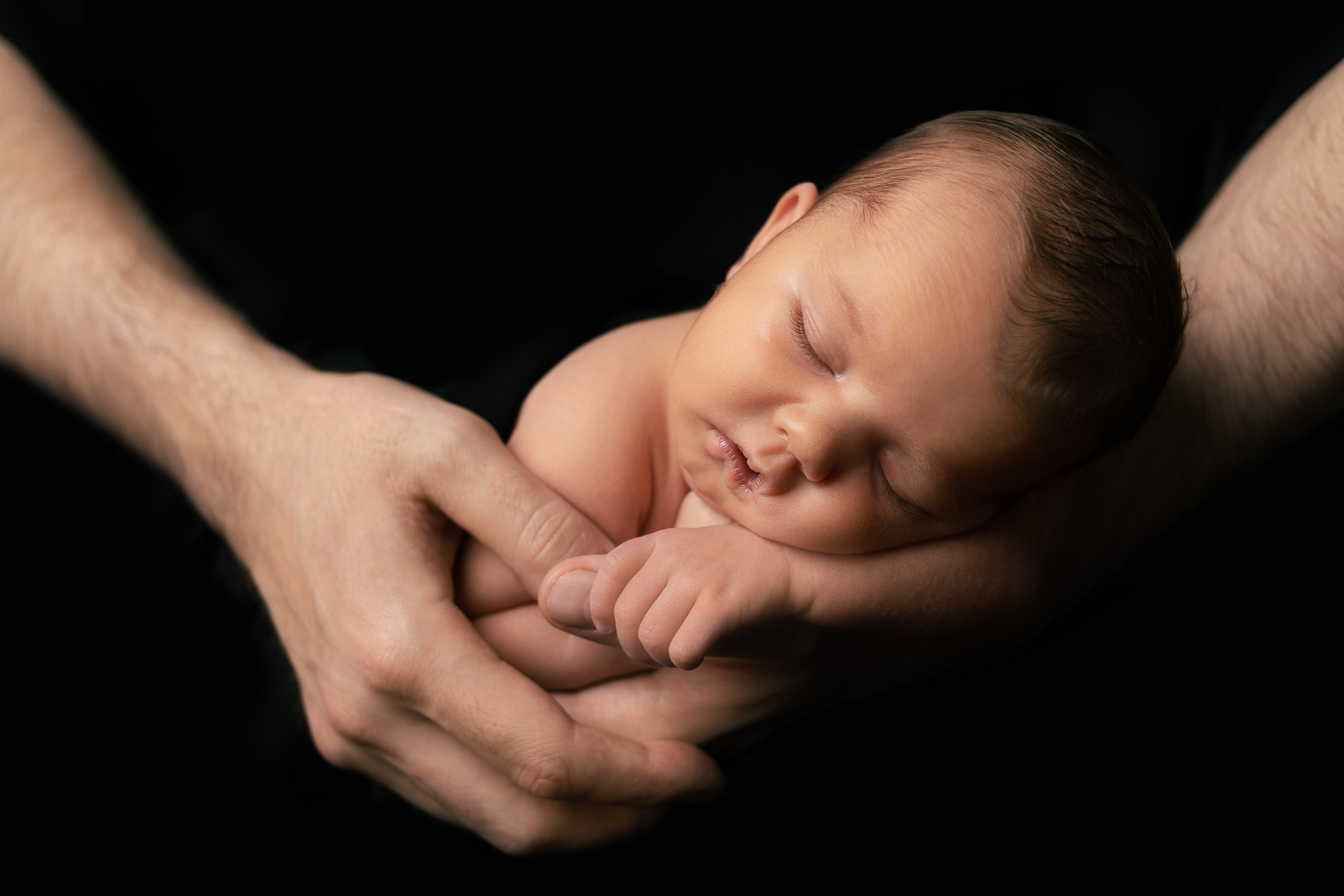 Папа и новорожденная дочь на ньюборн фотосессии