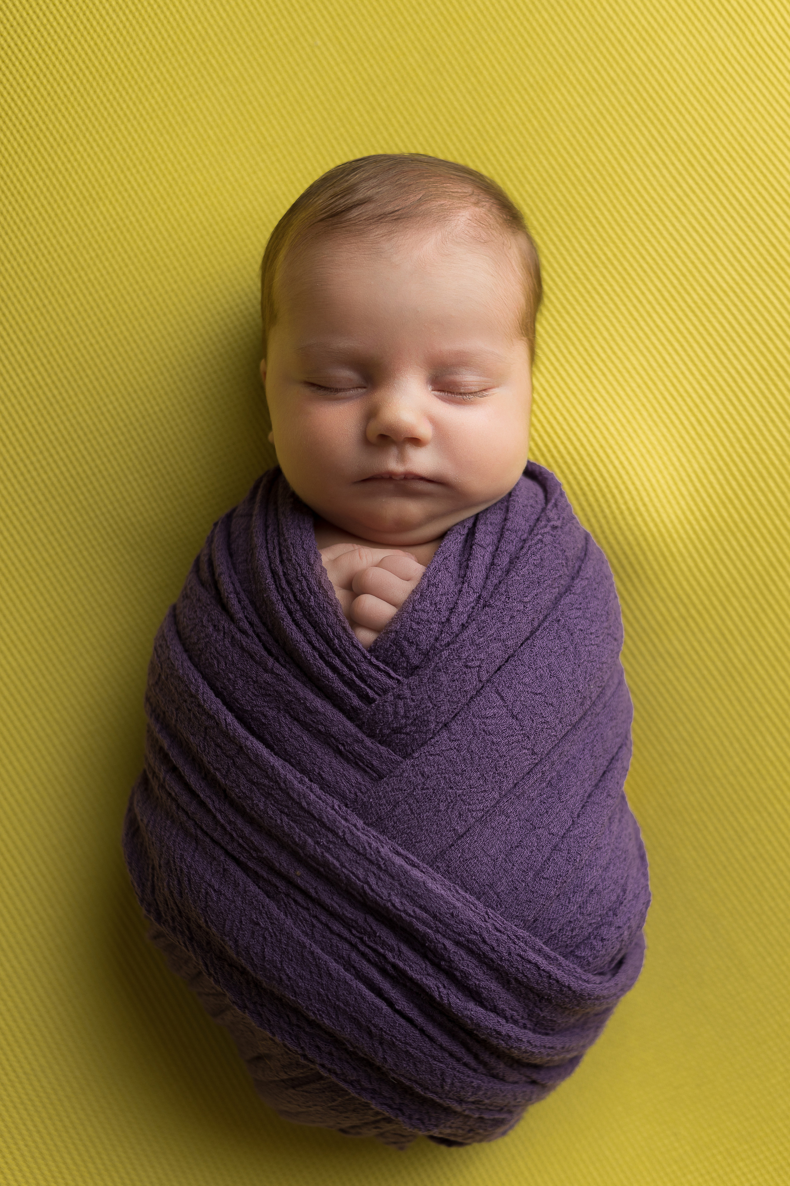 Крепко спит девочка на фотосессии новорождённого в обмотке