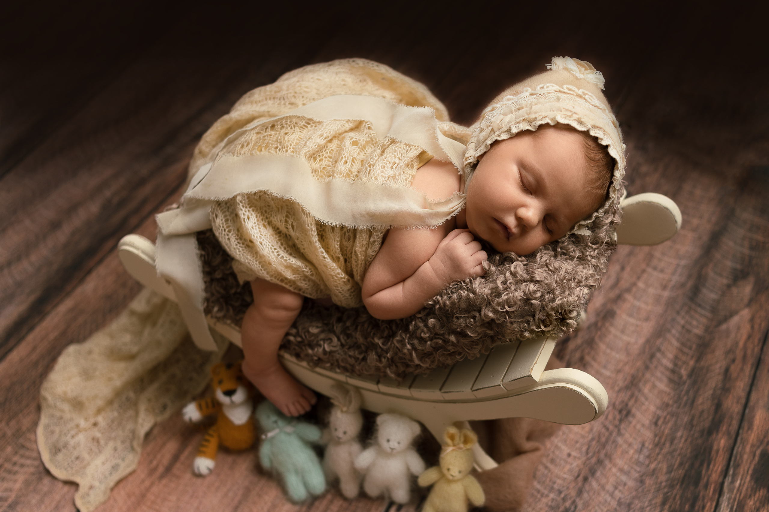 Спящая девочка на кушетке и в чепчике с ушками