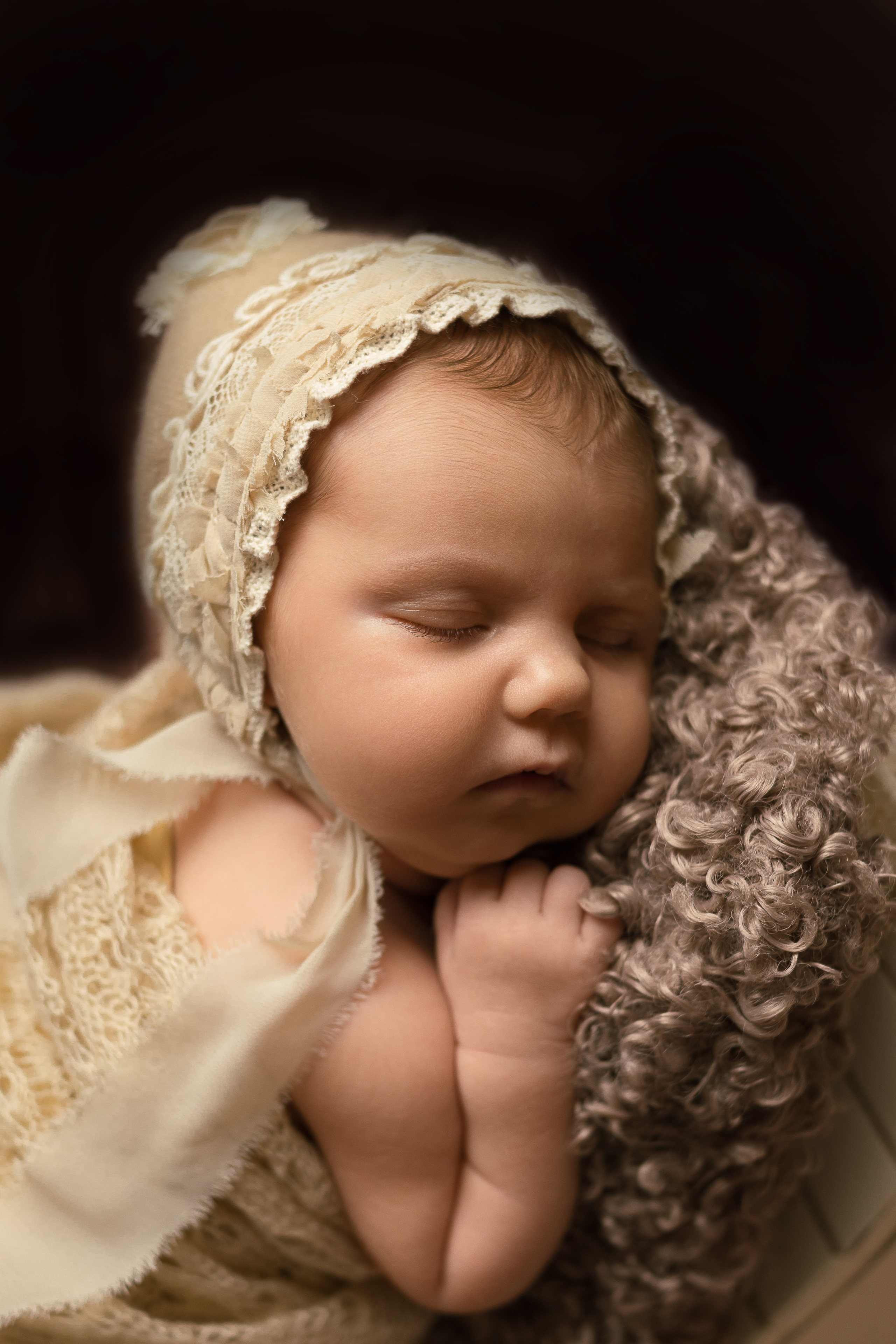 Безмятежный сон младенца на кроватке на фотосессии