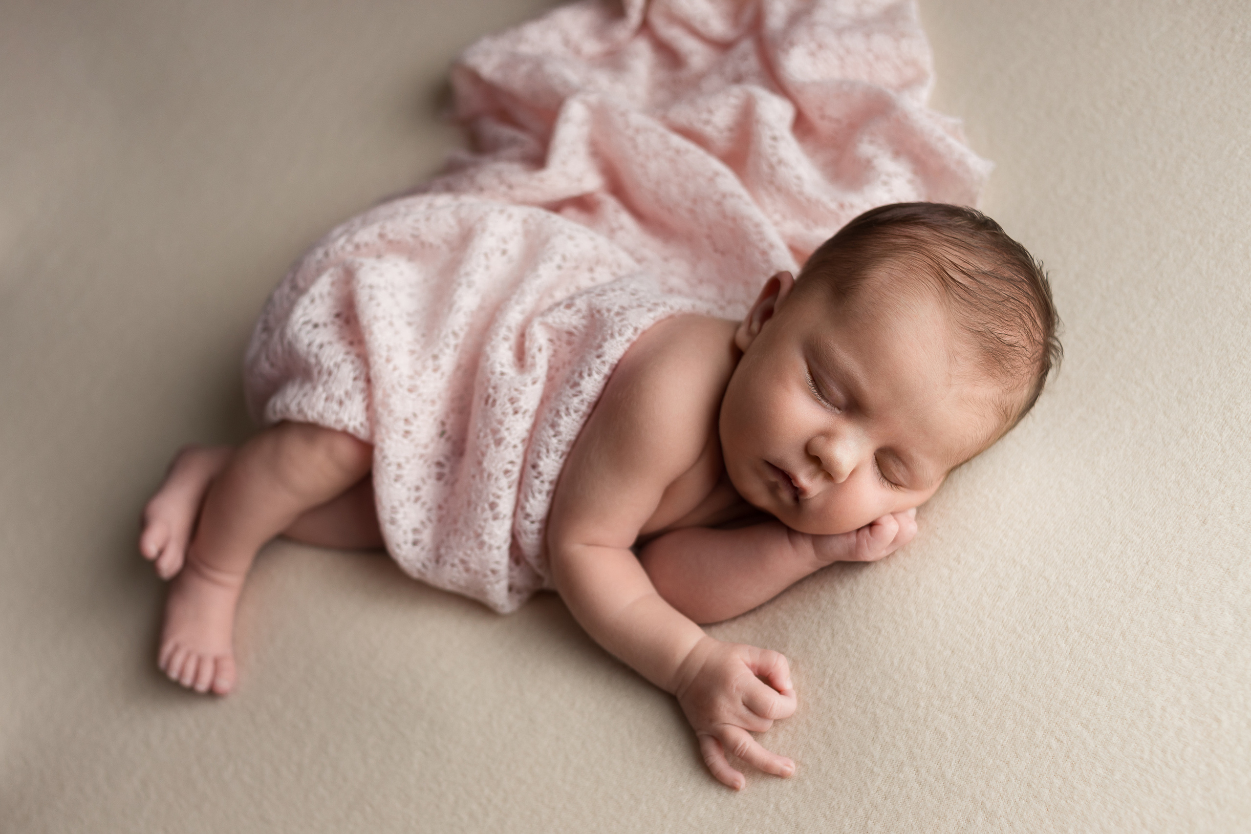 Фотосессия newborn на бинбеге с розовой драпировкой