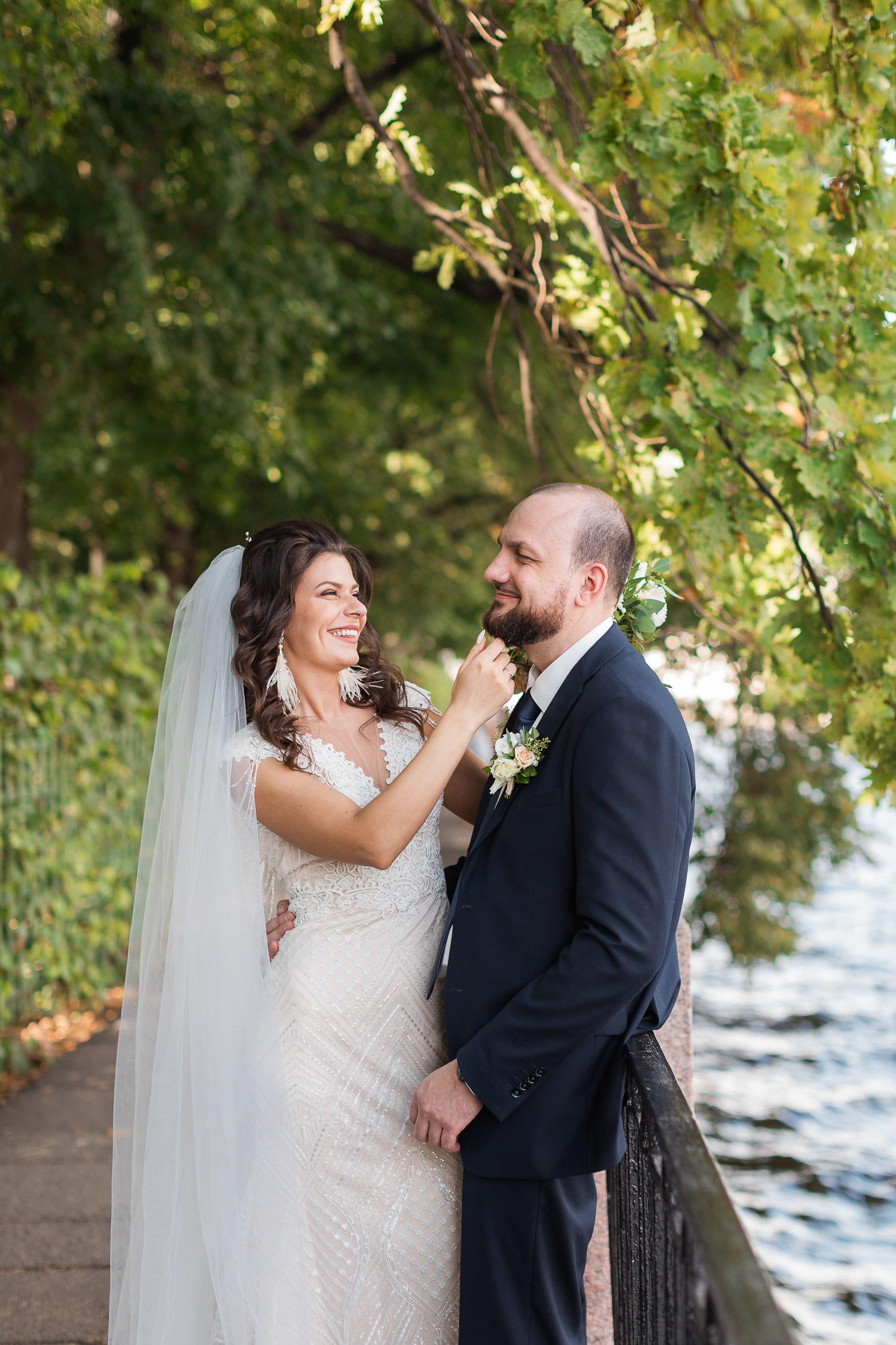 Невеста гладит за бороду жениха