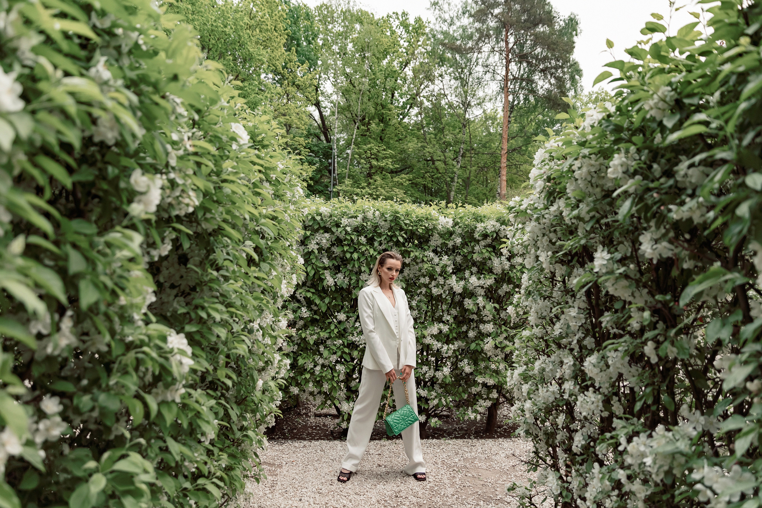 Портретная фотосессия Даши среди яблонь. Свадебный фотограф Москва