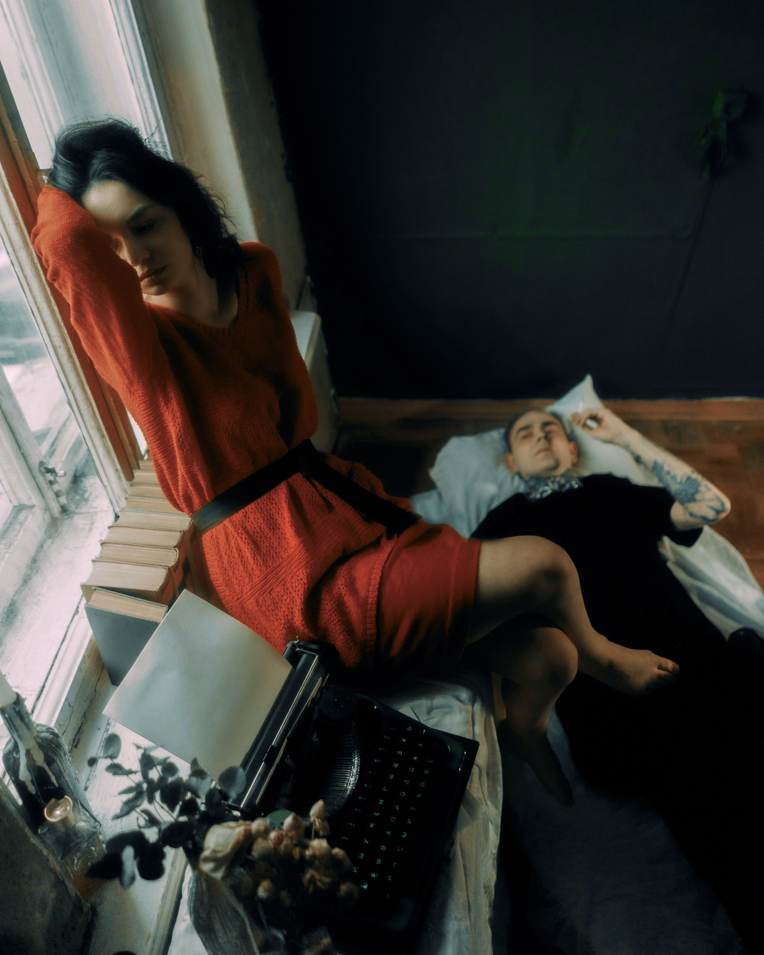 Лав стори фотосессия в СПб— кадр сверху, сюжетная фотосессия про пару как героев кино, винтажный интерьер, свадебный фотограф