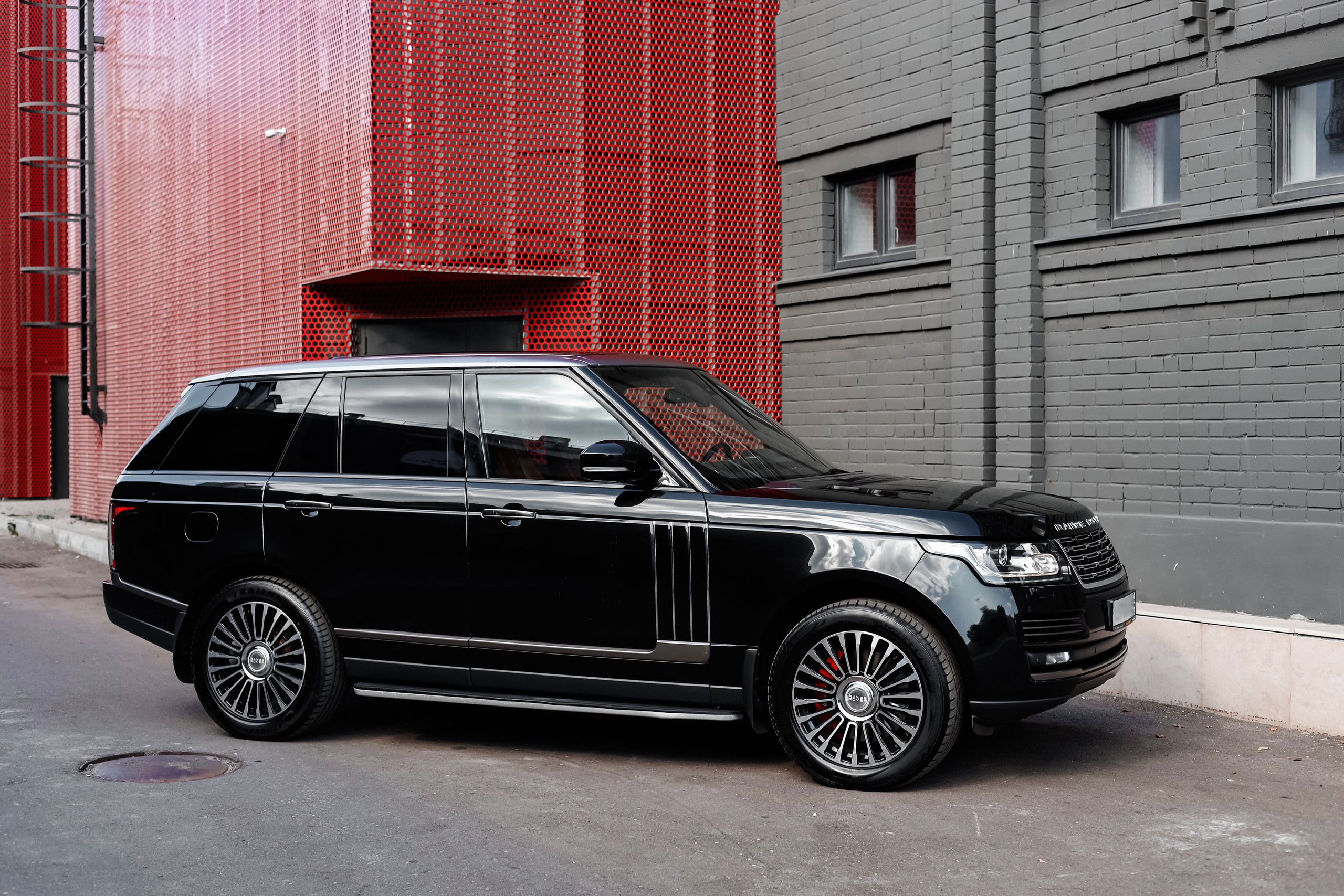 Range Rover. Photographer Tatiana Ivanova in Yaroslavl