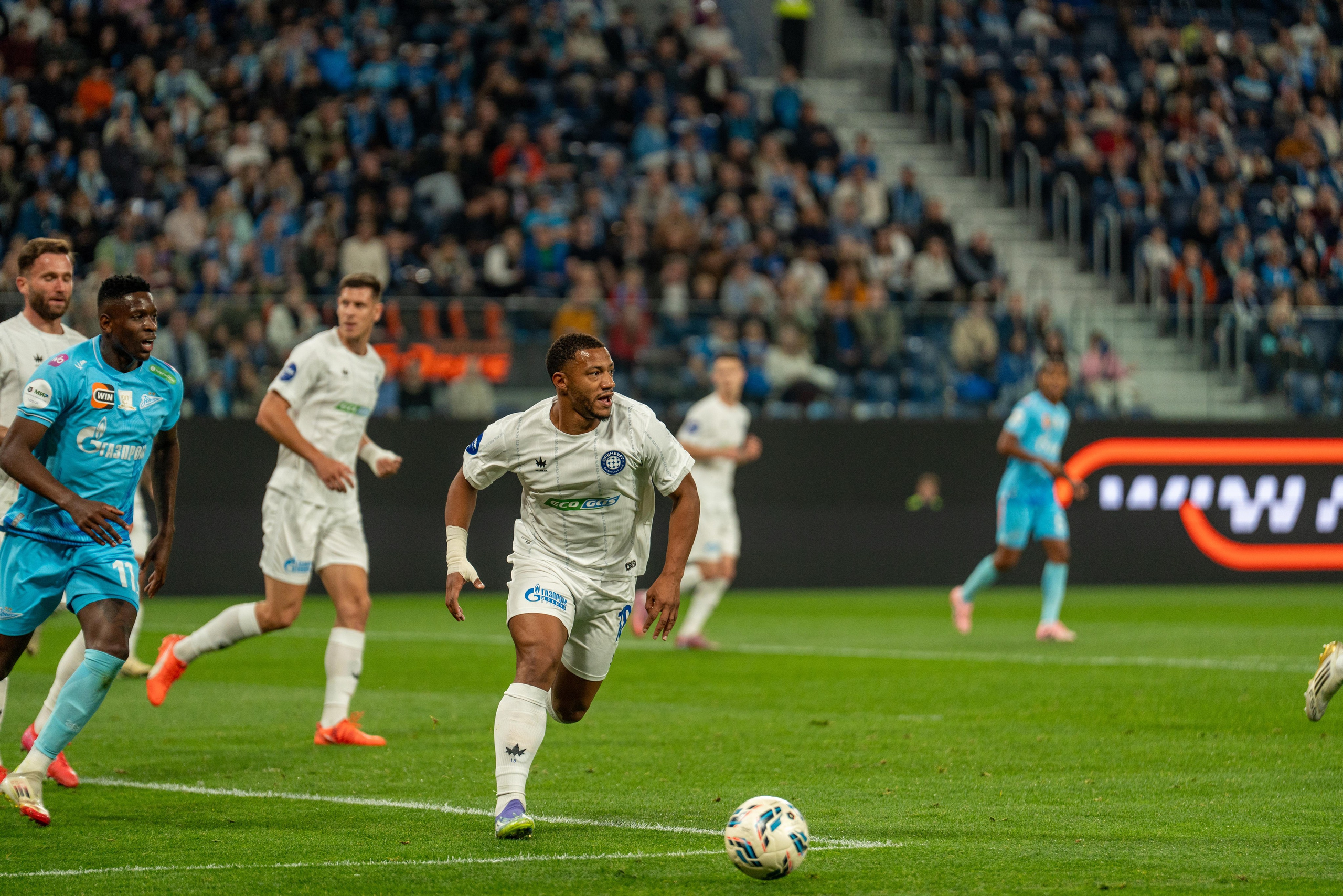 Игровой момент матча Зенит — Оренбург от спортивного фотографа Санкт-Петербург