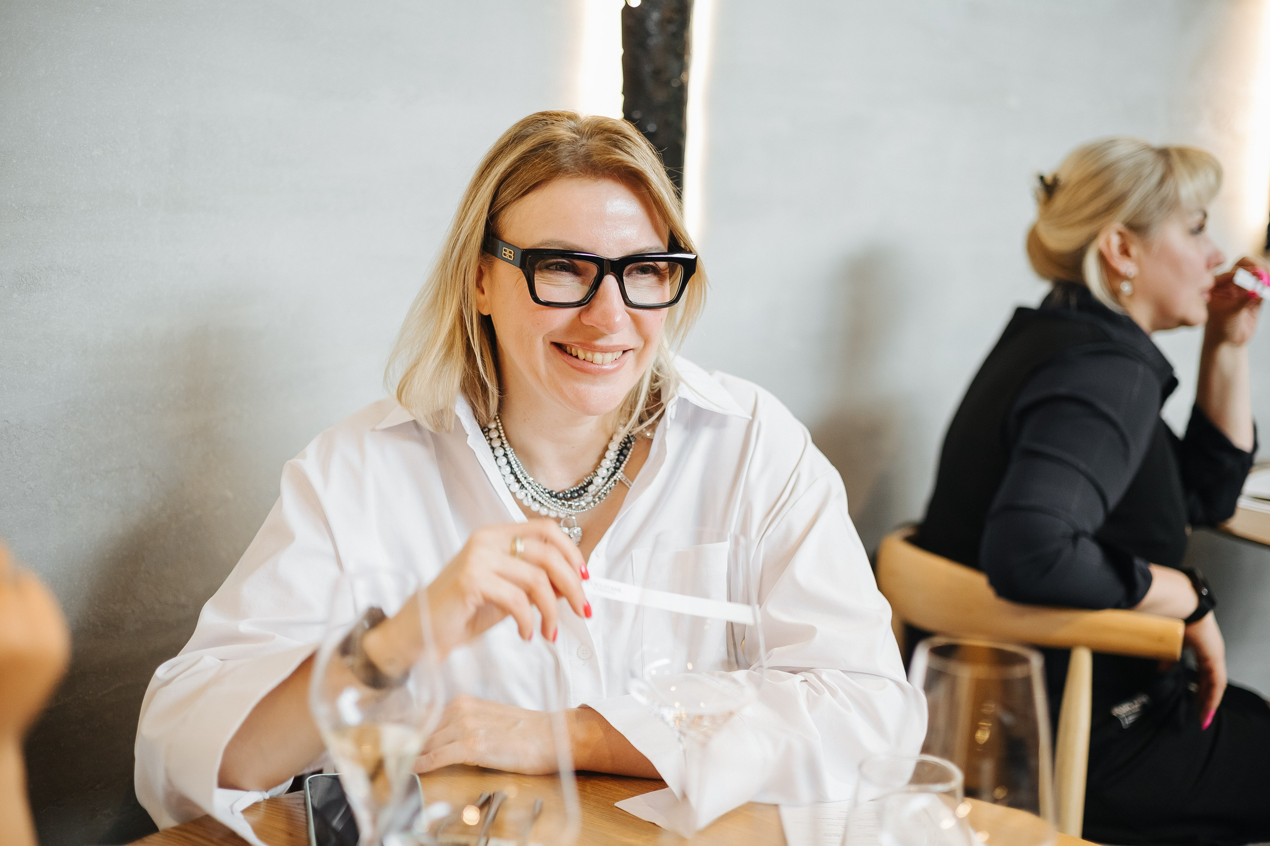 Презентация открытия магазина женской одежды GLVR в ресторане Fresco. Фотограф в Красноярске Надежда Воскресенская
