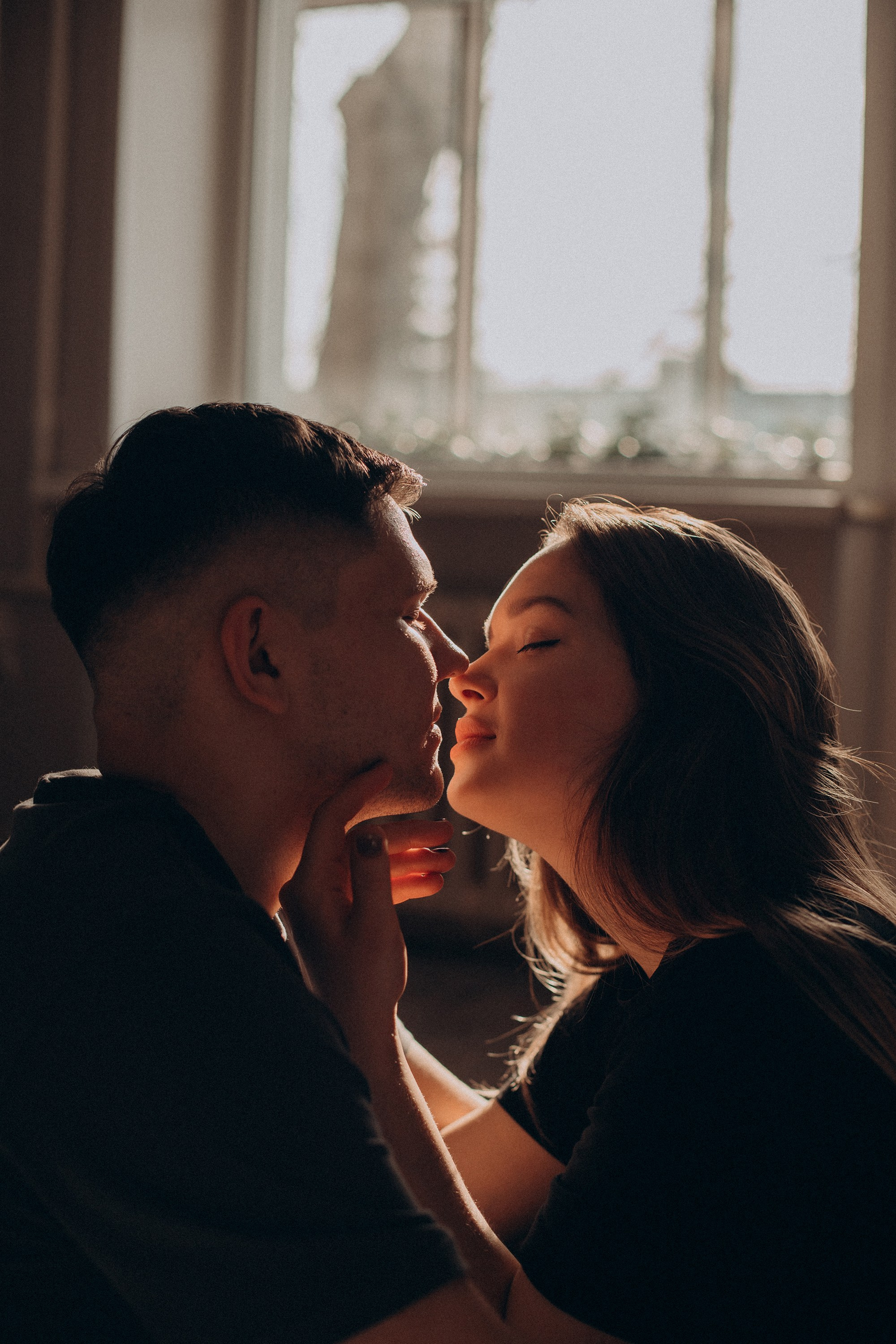 Солнце наполнило комнату светом, а вы — теплом. Свадебный фотограф Илья Бринк