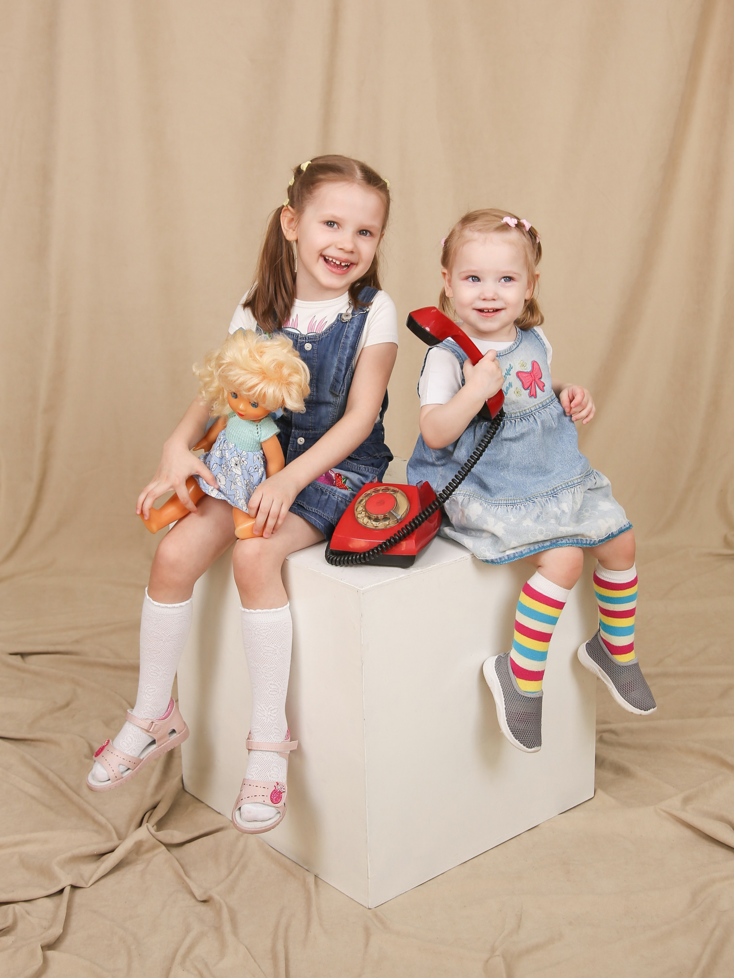 Общее фото в детском саду с выездным реквизитом в Тюмени. Выпускные альбомы в Тюмени для школ, садов, вузов спортивных секций