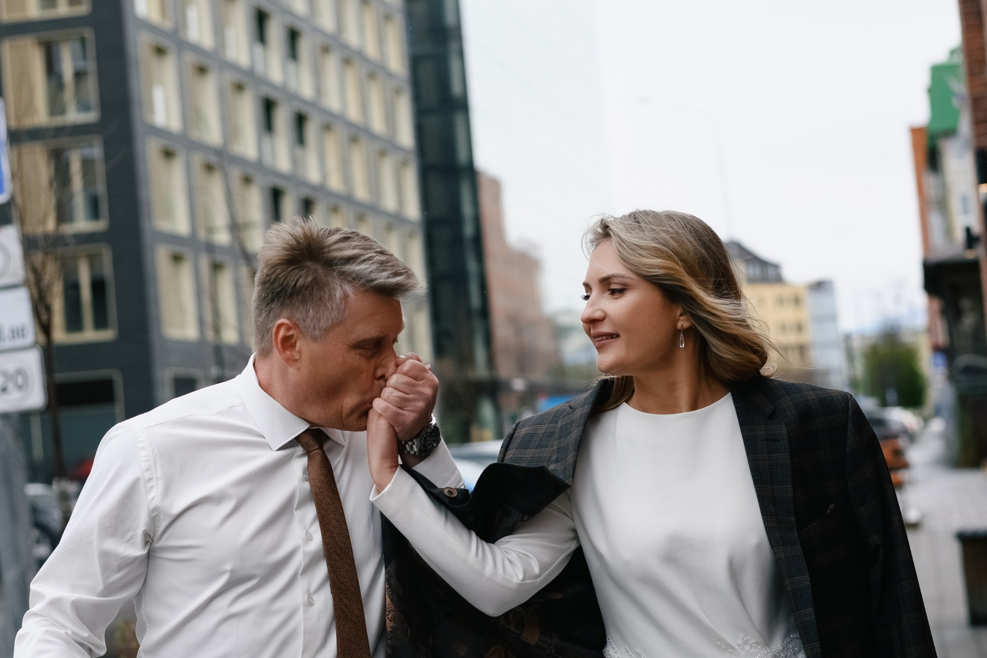 Свадебная фотосессия Дмитрия и Марии в Тюмени — Идеи для съемки в ЗАГСе и городе. Портретный фотограф Тюмень Дарья Мустафина