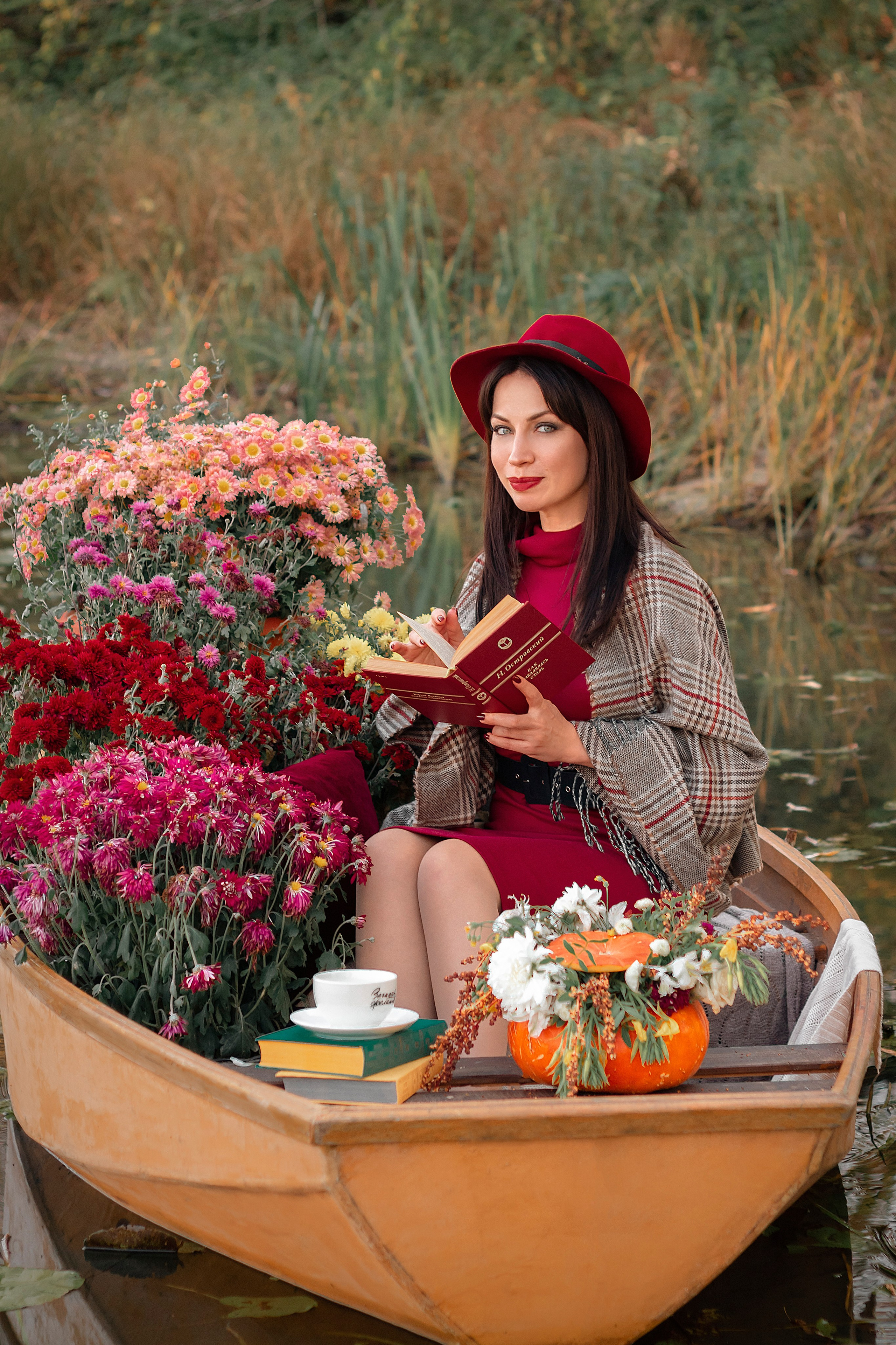 Лодка с хризантемами. Фотограф Ольга Бобб Нижний Новгород