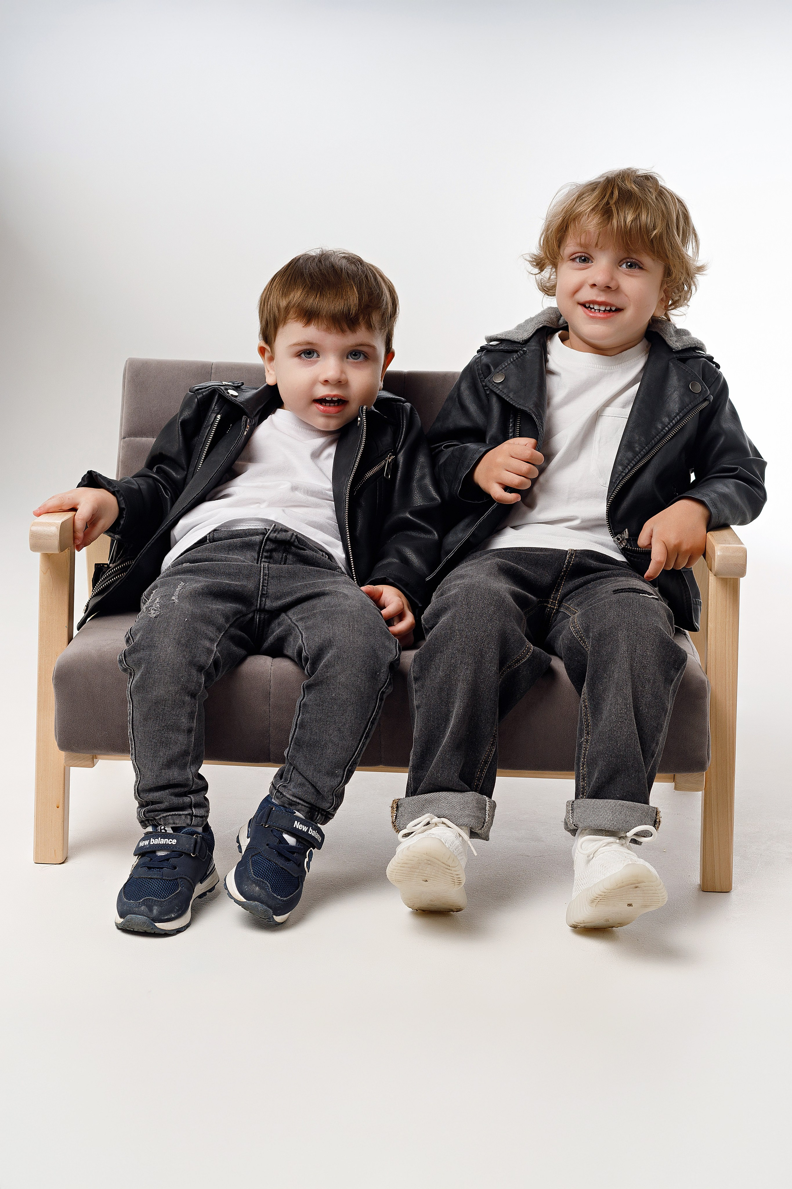 Фотосессия братьев в Сочи от детского фотографа. Детский студийный фотограф Сочи