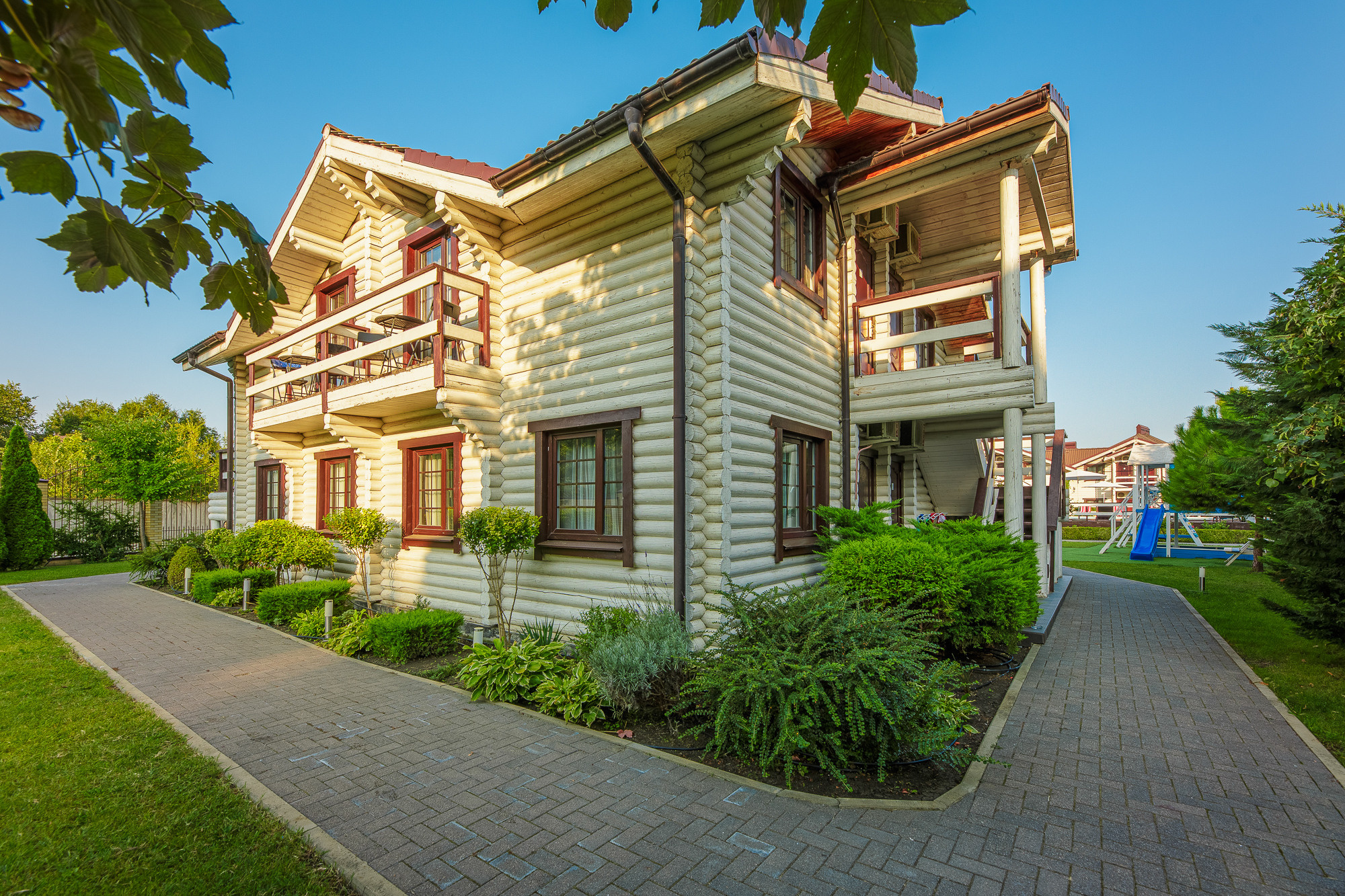 Renatphoto-Экстерьерная фотосъёмка территории отеля в Анапе. Профессиональная фотосъёмка интерьеров, предметная фотосессия еды для меню г. Анапа