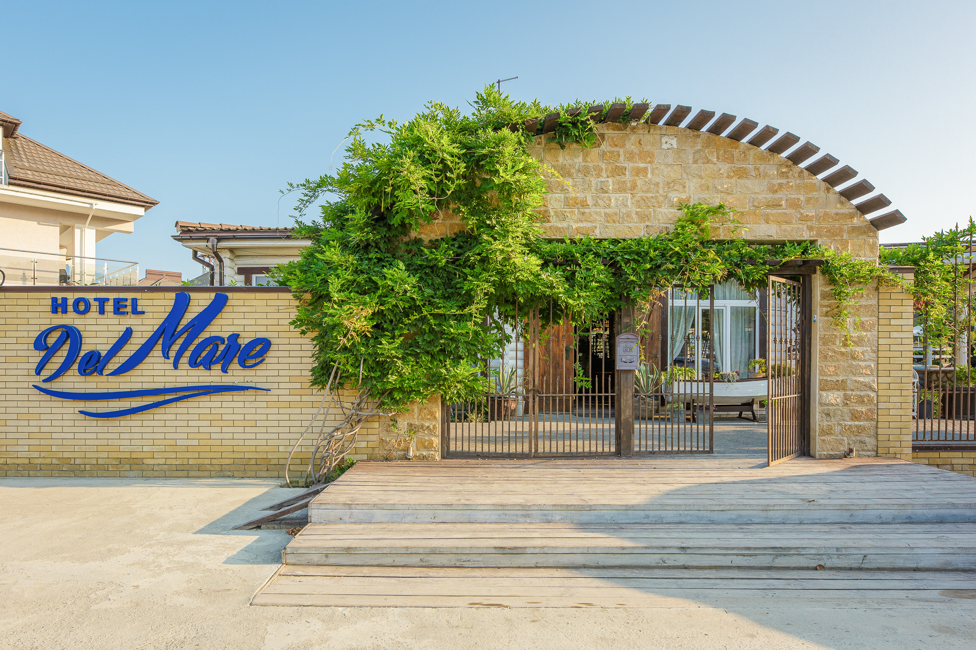 Renatphoto-Экстерьерная фотосъёмка территории отеля в Анапе. Профессиональная фотосъёмка интерьеров, предметная фотосессия еды для меню г. Анапа