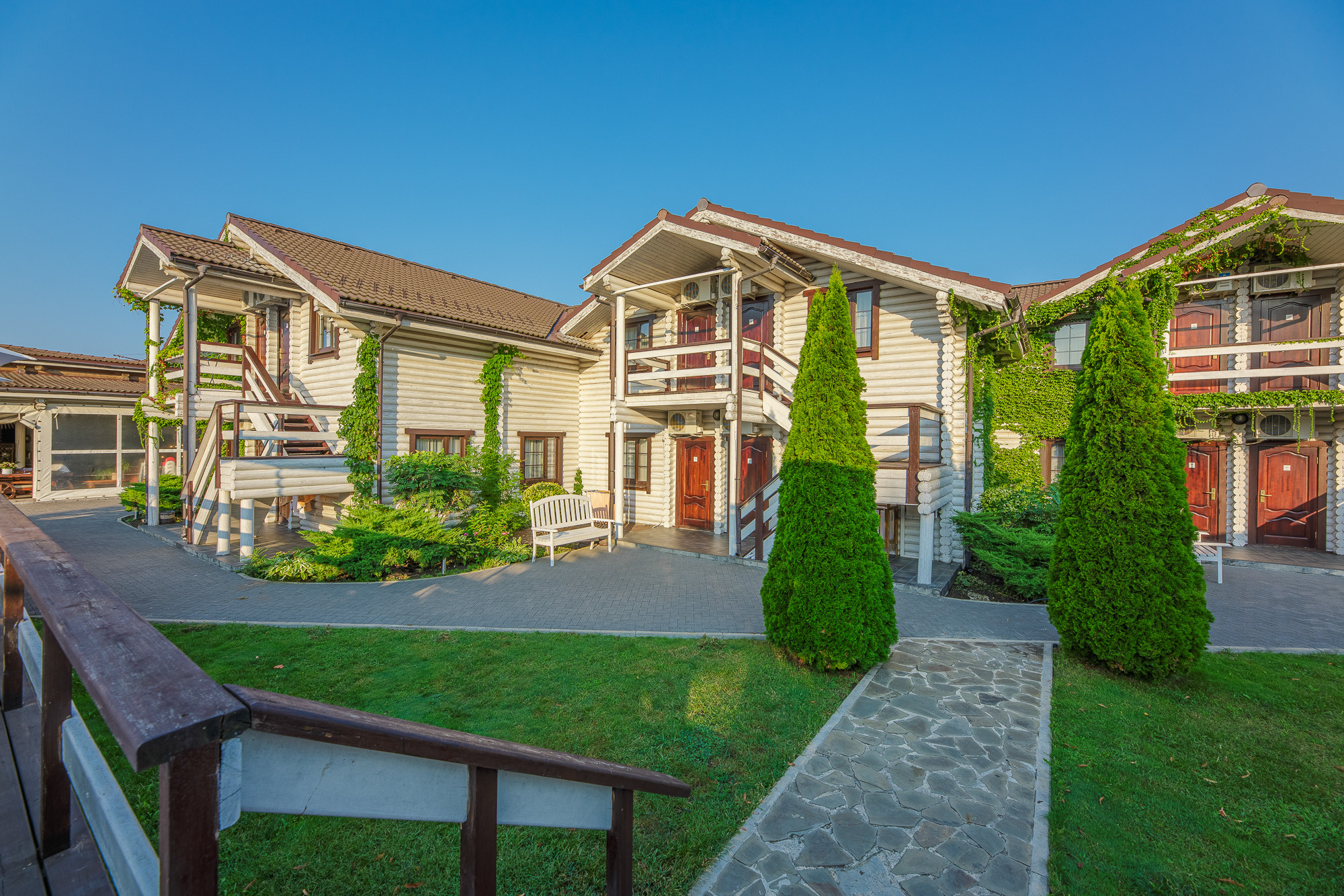 Renatphoto-Экстерьерная фотосъёмка территории отеля в Анапе. Профессиональная фотосъёмка интерьеров, предметная фотосессия еды для меню г. Анапа