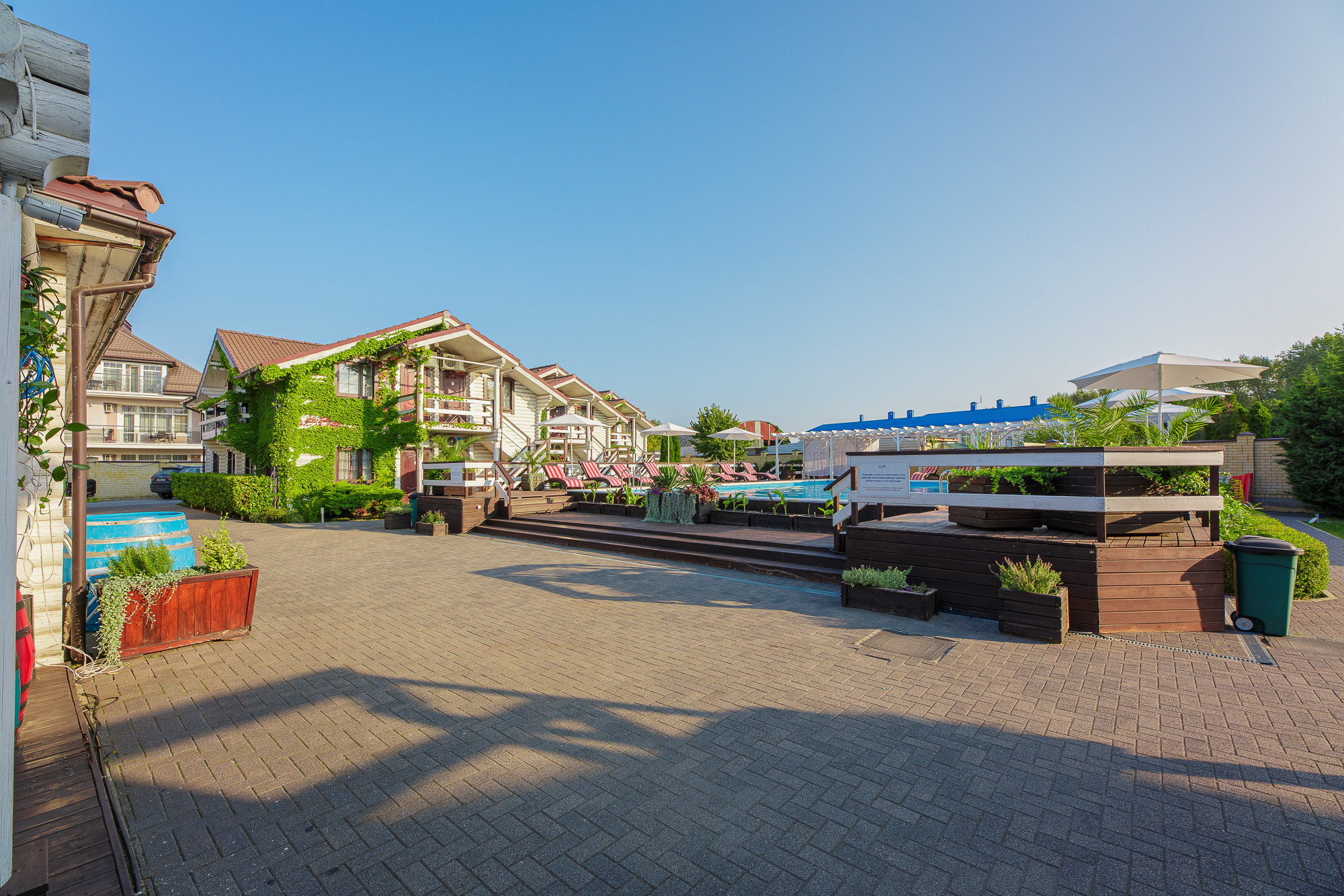 Renatphoto-Экстерьерная фотосъёмка территории отеля в Анапе. Профессиональная фотосъёмка интерьеров, предметная фотосессия еды для меню г. Анапа