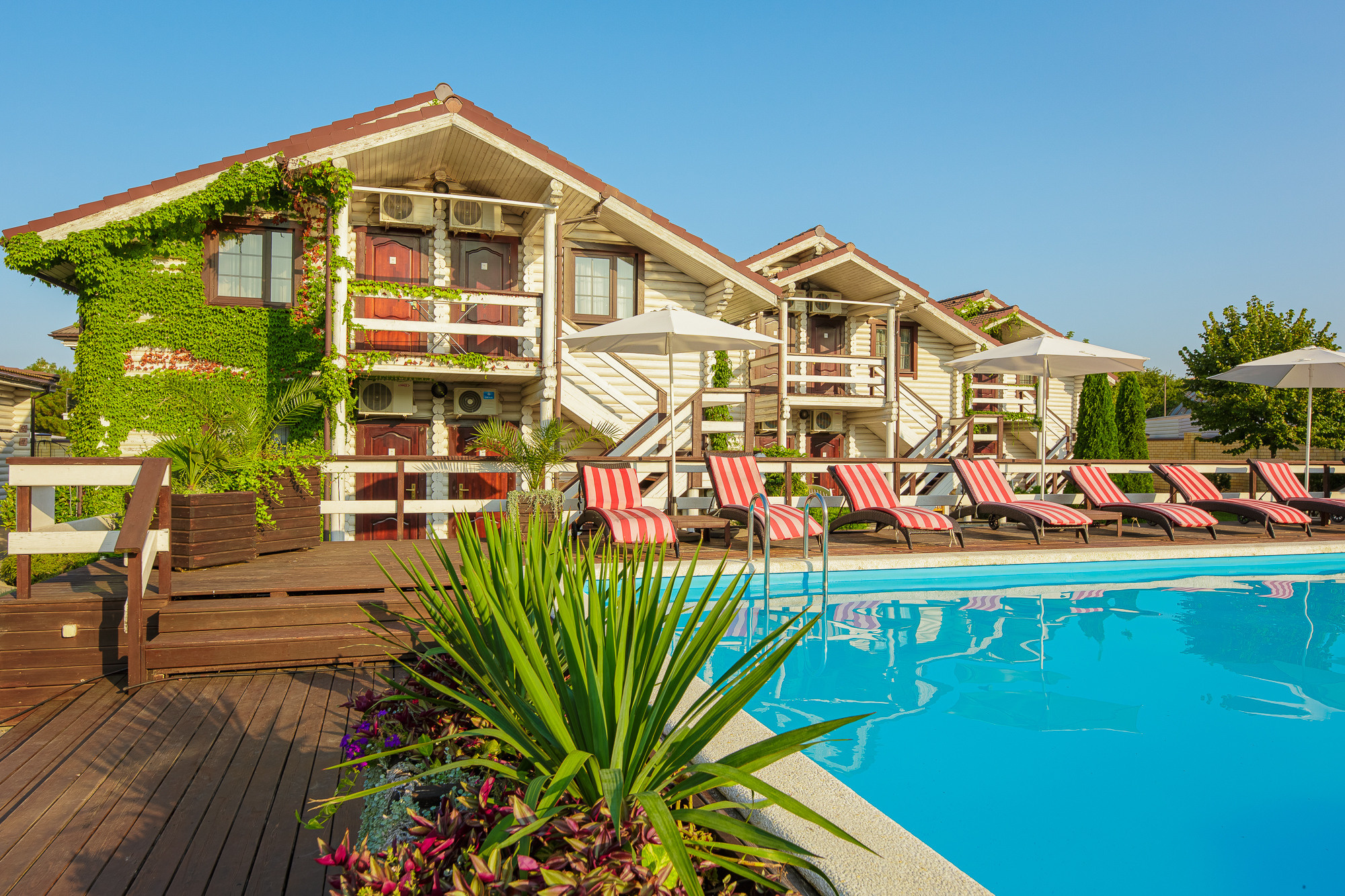 Renatphoto-Экстерьерная фотосъёмка территории отеля в Анапе. Профессиональная фотосъёмка интерьеров, предметная фотосессия еды для меню г. Анапа