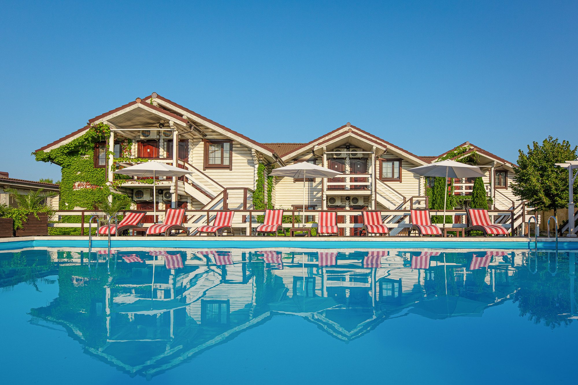 Renatphoto-Экстерьерная фотосъёмка территории отеля в Анапе. Профессиональная фотосъёмка интерьеров, предметная фотосессия еды для меню г. Анапа