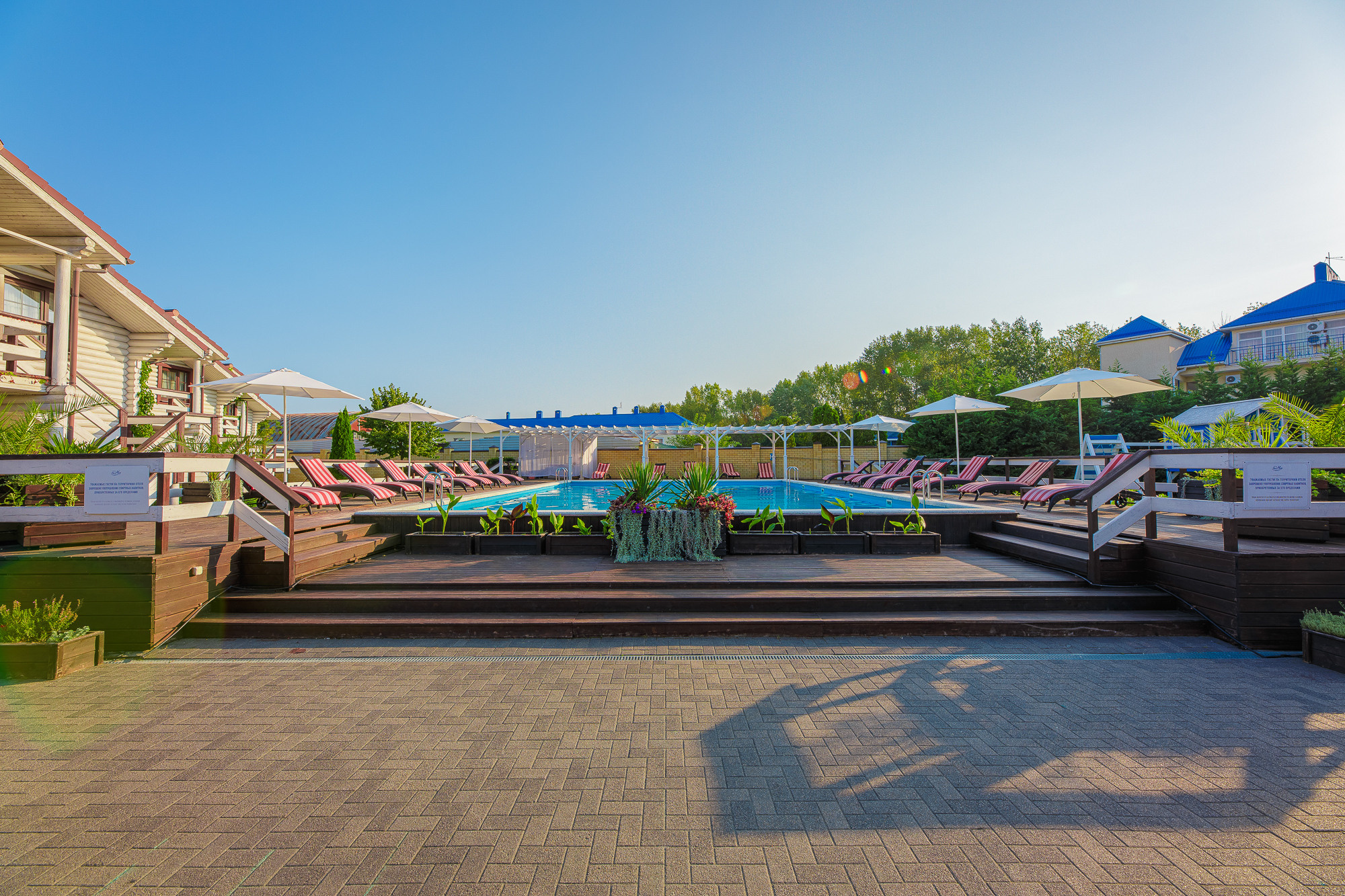 Renatphoto-Экстерьерная фотосъёмка территории отеля в Анапе. Профессиональная фотосъёмка интерьеров, предметная фотосессия еды для меню г. Анапа