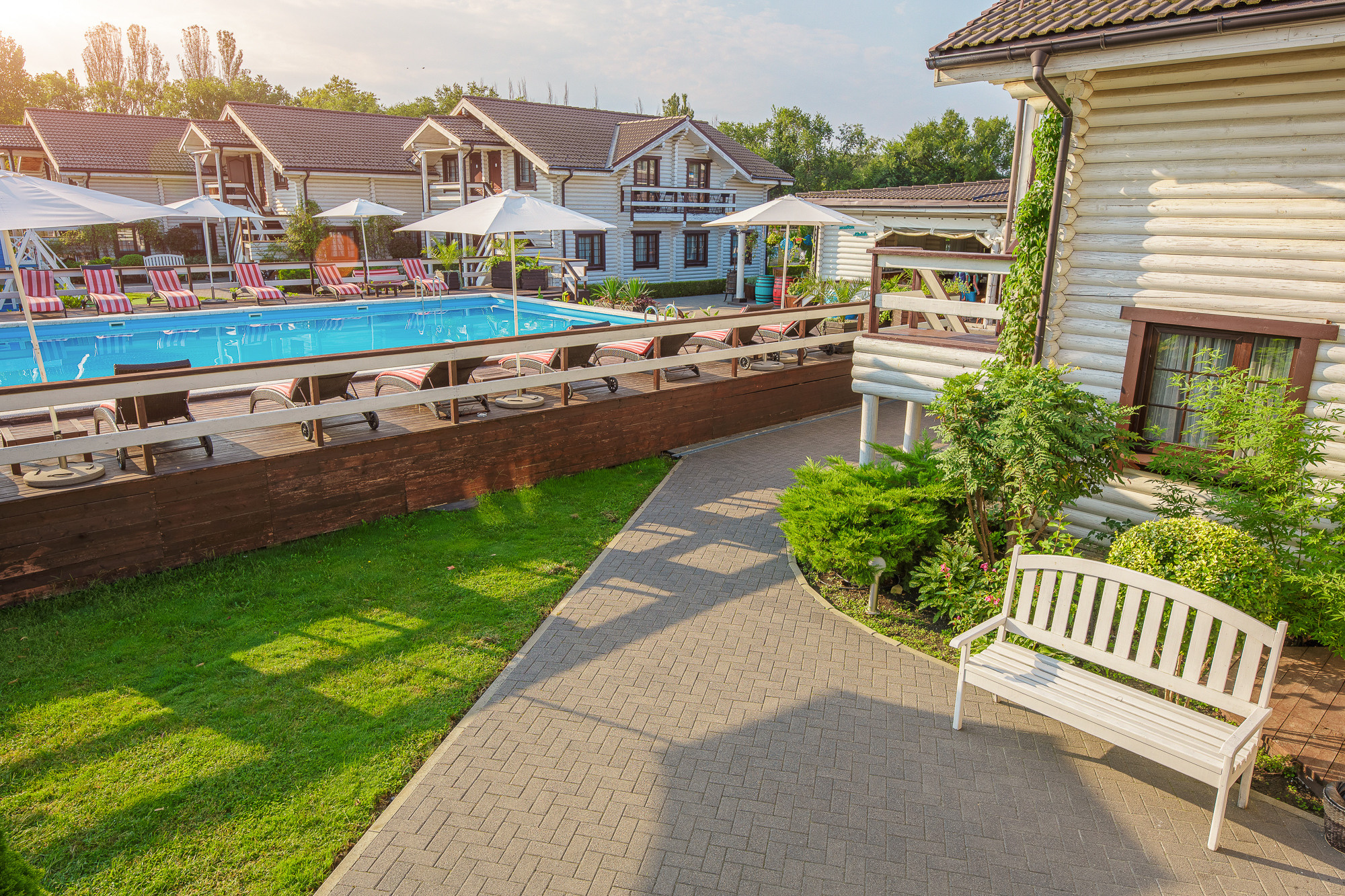 Renatphoto-Экстерьерная фотосъёмка территории отеля в Анапе. Профессиональная фотосъёмка интерьеров, предметная фотосессия еды для меню г. Анапа