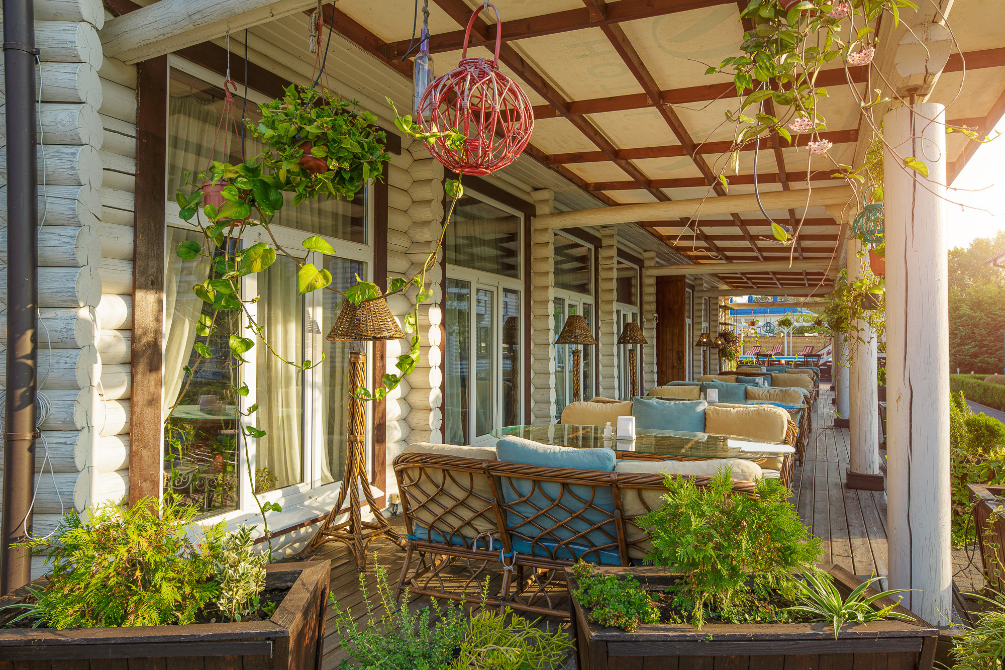 Renatphoto-Экстерьерная фотосъёмка территории отеля в Анапе. Профессиональная фотосъёмка интерьеров, предметная фотосессия еды для меню г. Анапа