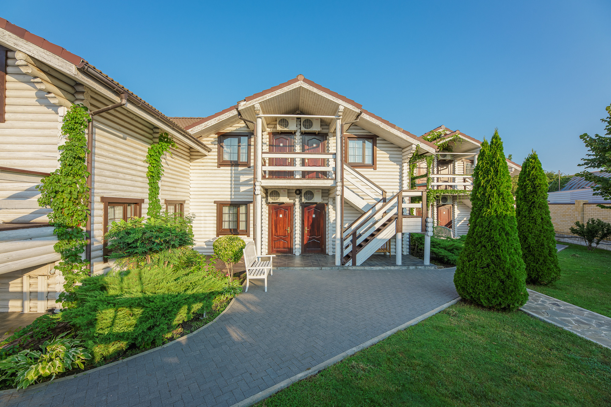 Renatphoto-Экстерьерная фотосъёмка территории отеля в Анапе. Профессиональная фотосъёмка интерьеров, предметная фотосессия еды для меню г. Анапа