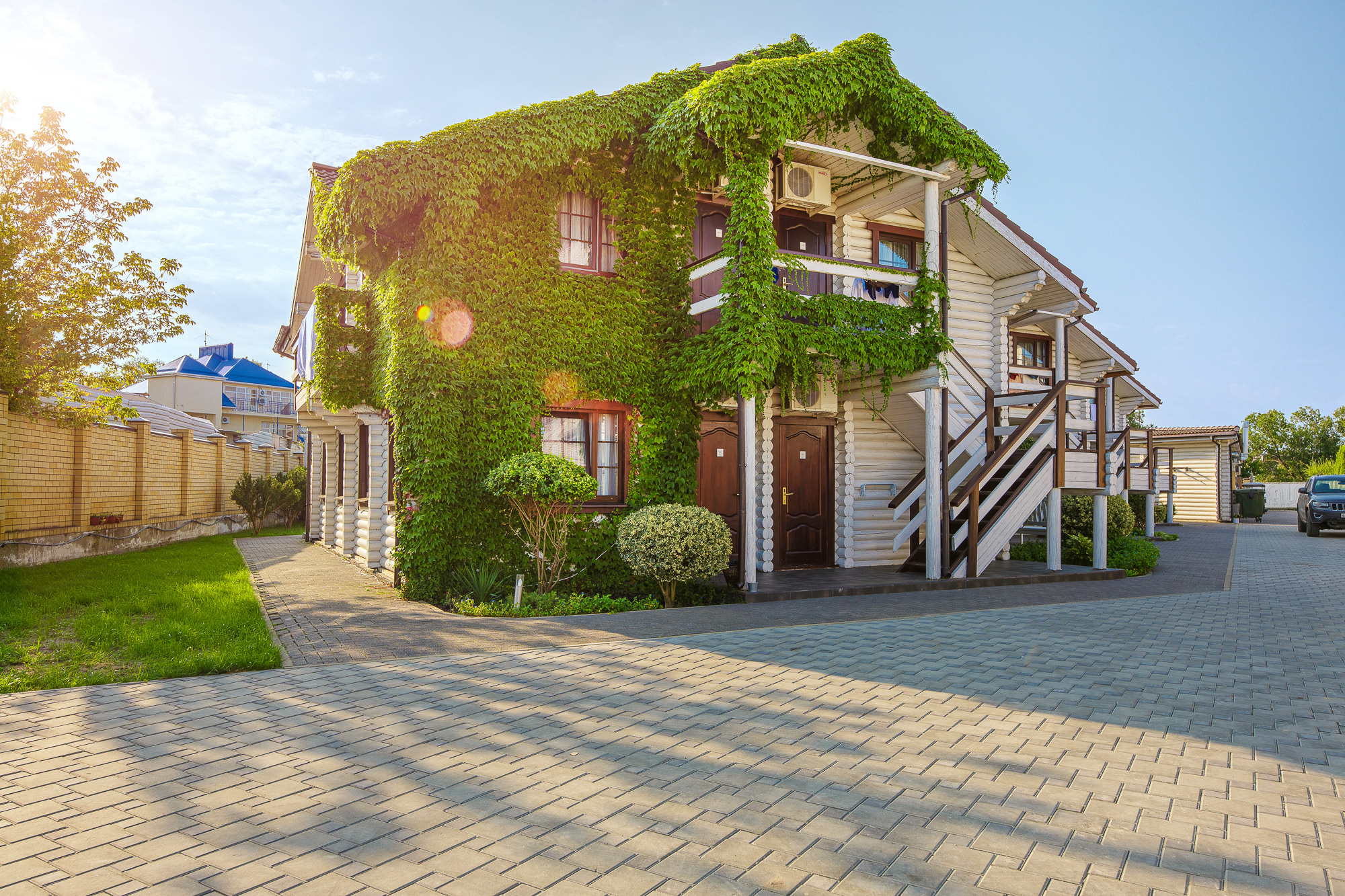 Renatphoto-Экстерьерная фотосъёмка территории отеля в Анапе. Профессиональная фотосъёмка интерьеров, предметная фотосессия еды для меню г. Анапа