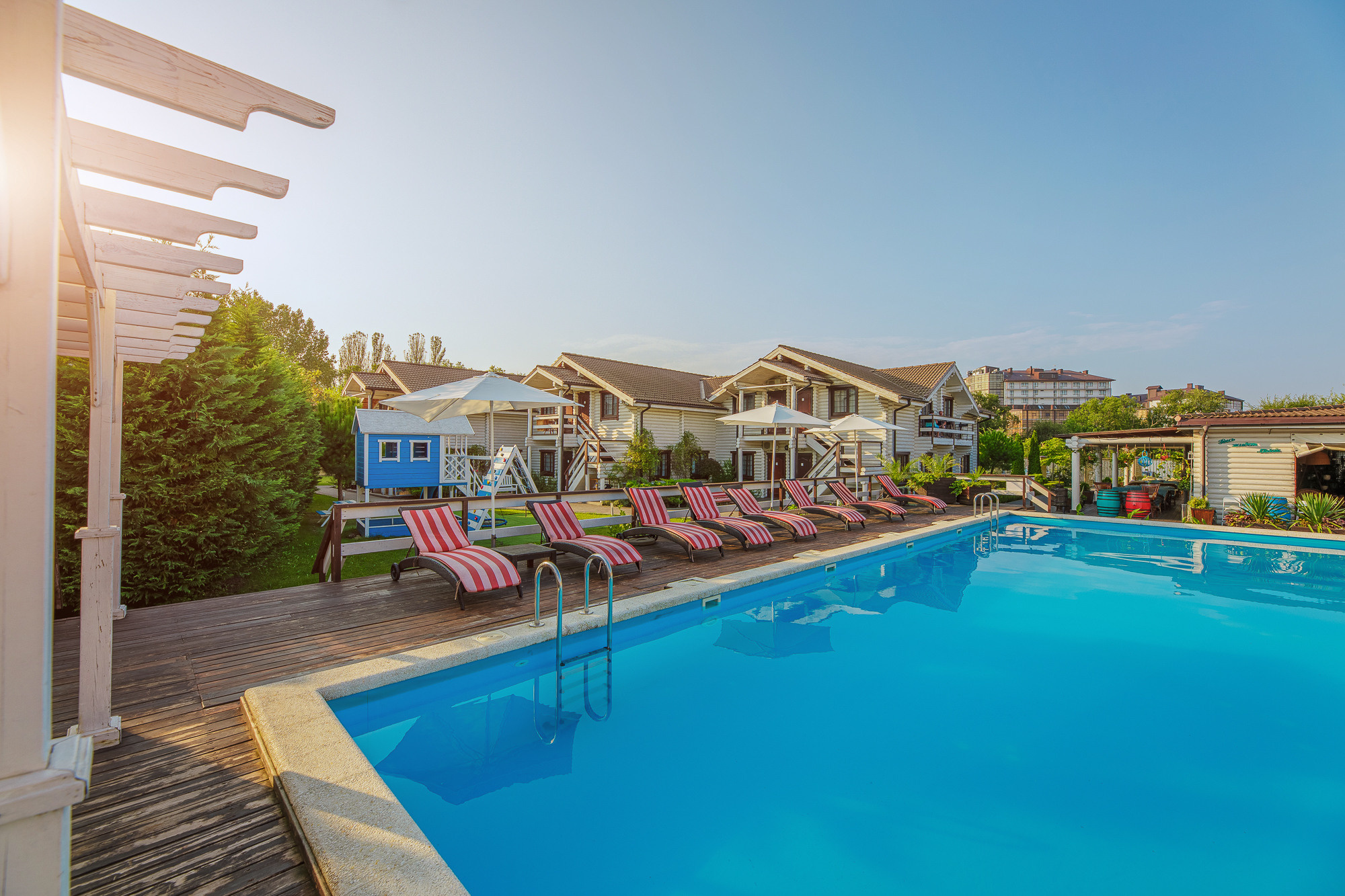 Renatphoto-Экстерьерная фотосъёмка территории отеля в Анапе. Профессиональная фотосъёмка интерьеров, предметная фотосессия еды для меню г. Анапа