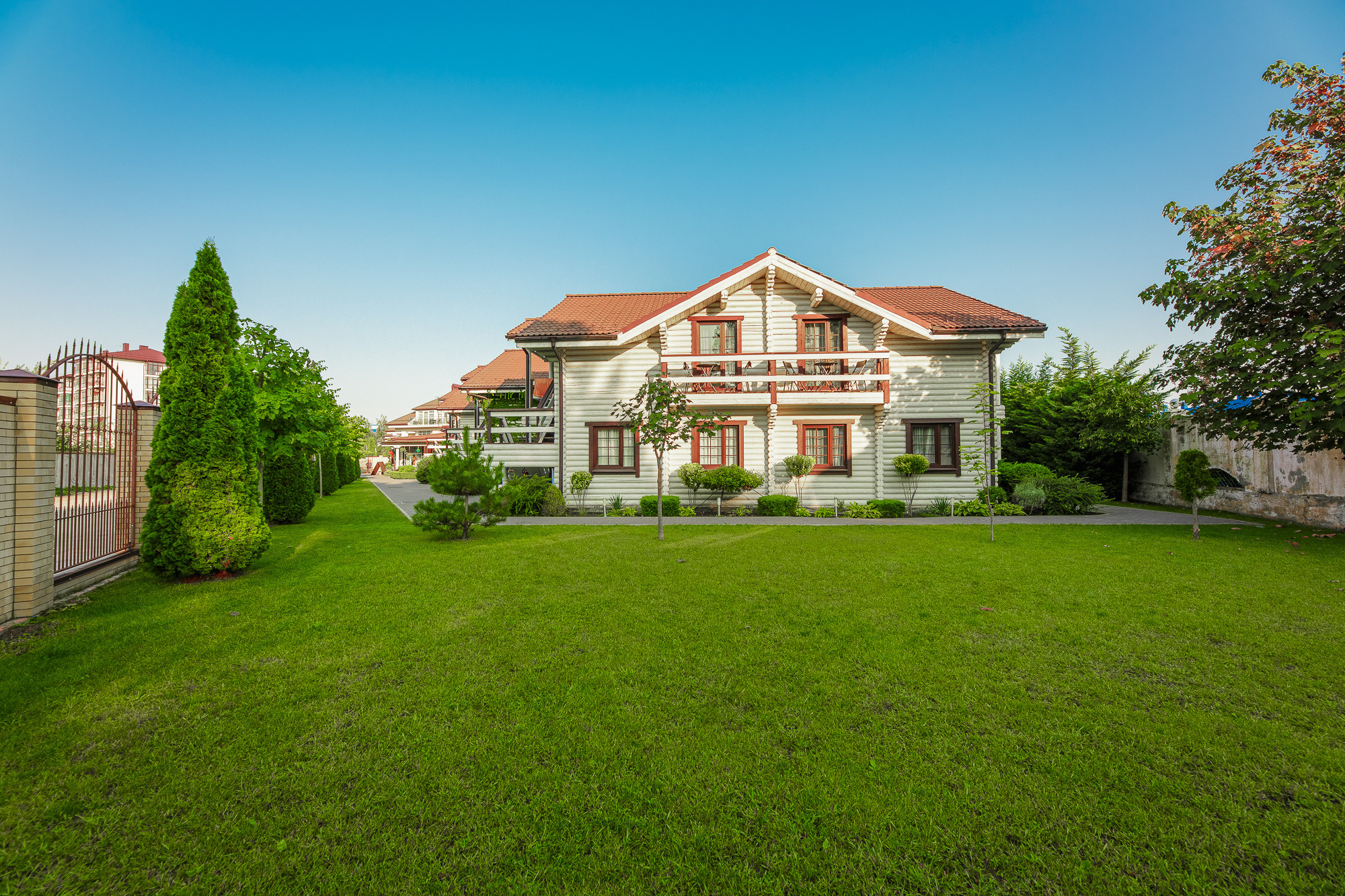 Renatphoto-Экстерьерная фотосъёмка территории отеля в Анапе. Профессиональная фотосъёмка интерьеров, предметная фотосессия еды для меню г. Анапа