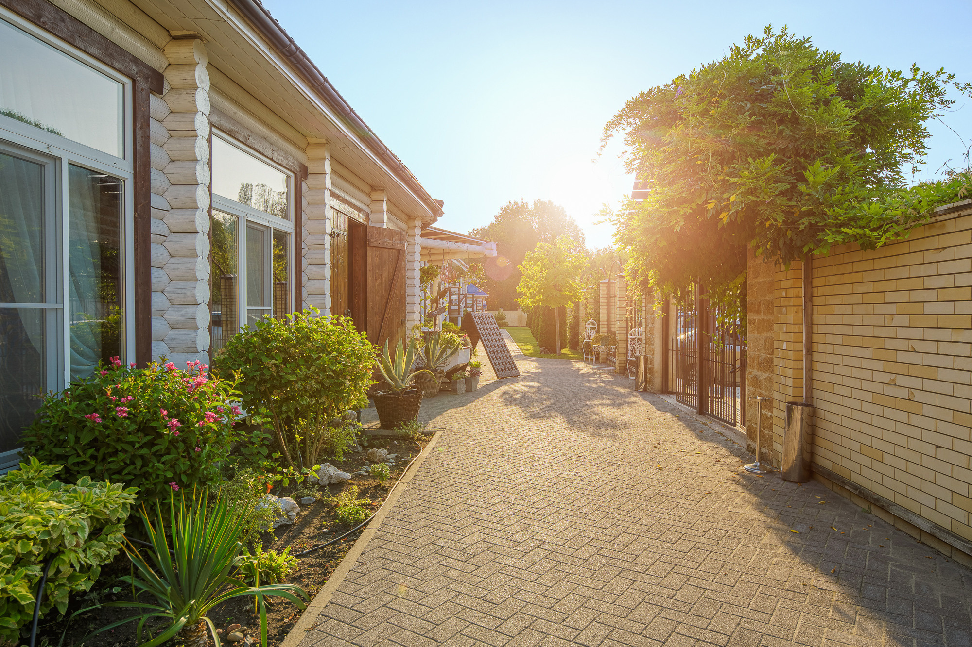 Renatphoto-Экстерьерная фотосъёмка территории отеля в Анапе. Профессиональная фотосъёмка интерьеров, предметная фотосессия еды для меню г. Анапа