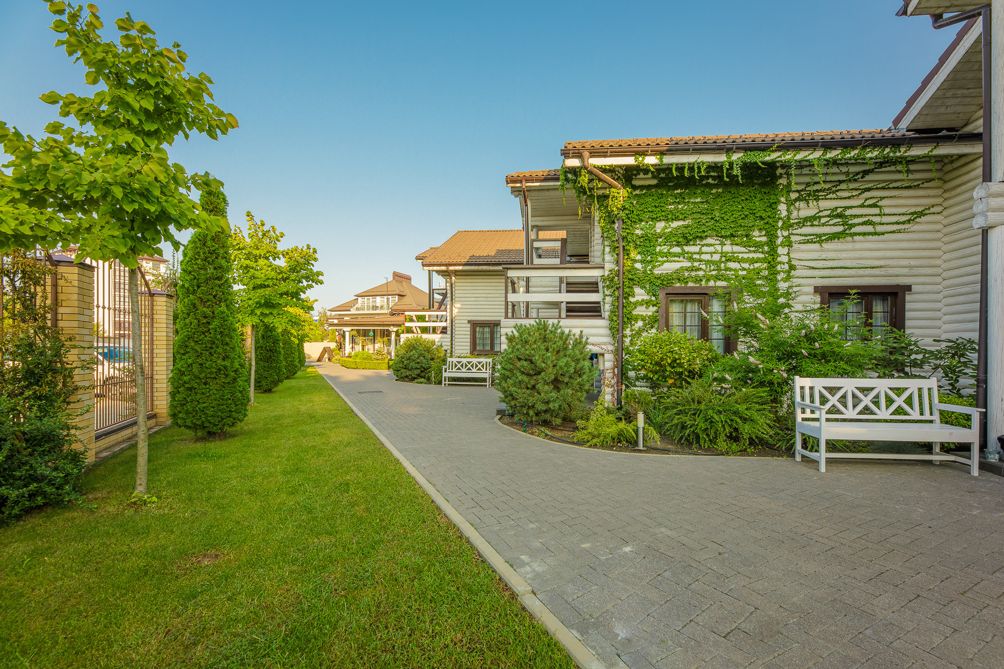 Renatphoto-Экстерьерная фотосъёмка территории отеля в Анапе. Профессиональная фотосъёмка интерьеров, предметная фотосессия еды для меню г. Анапа