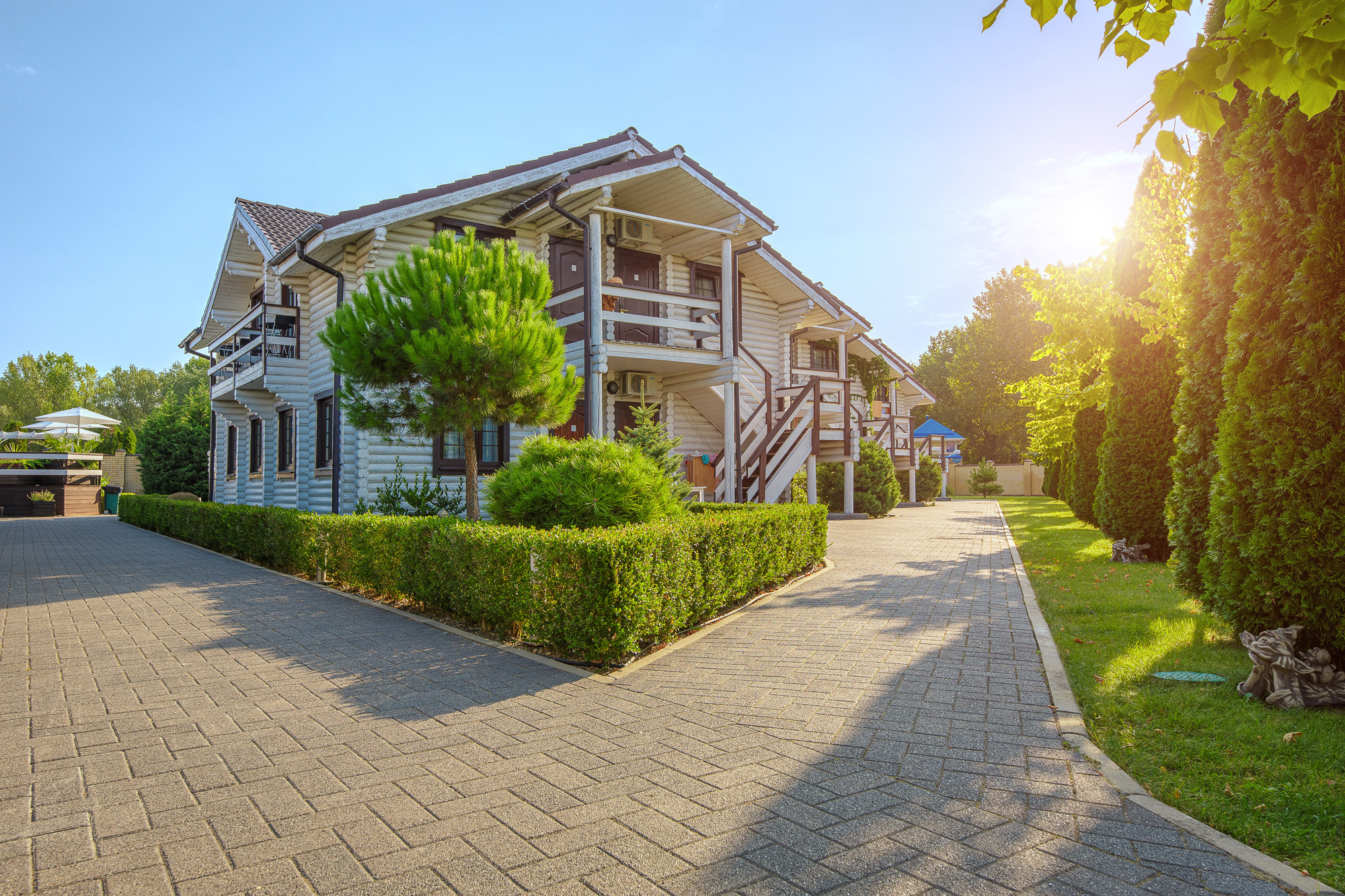 Renatphoto-Экстерьерная фотосъёмка территории отеля в Анапе. Профессиональная фотосъёмка интерьеров, предметная фотосессия еды для меню г. Анапа