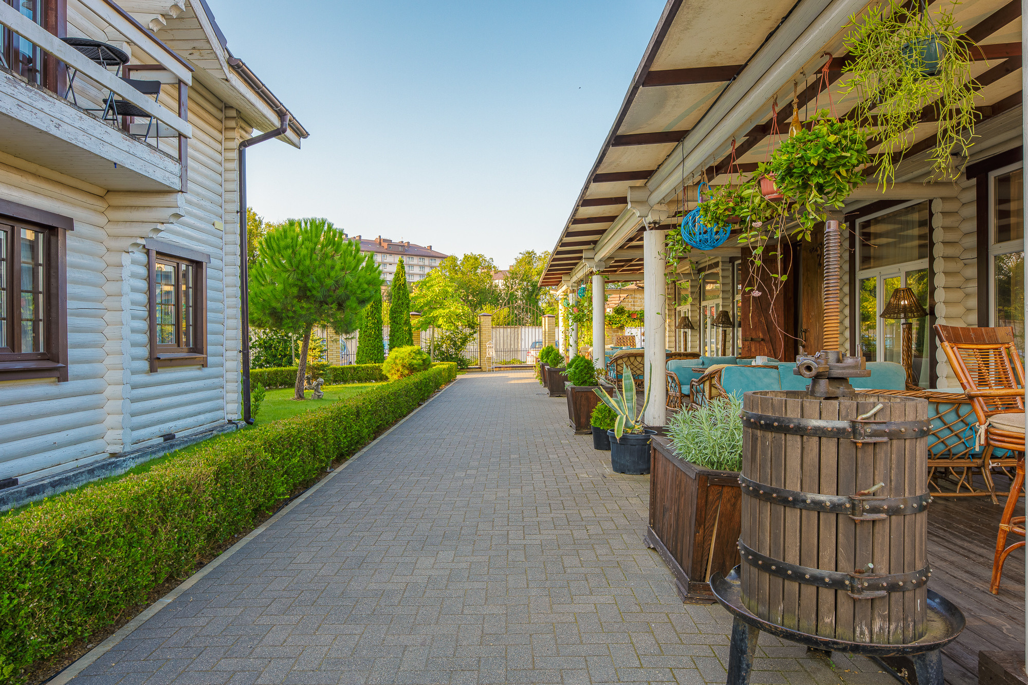 Renatphoto-Экстерьерная фотосъёмка территории отеля в Анапе. Профессиональная фотосъёмка интерьеров, предметная фотосессия еды для меню г. Анапа