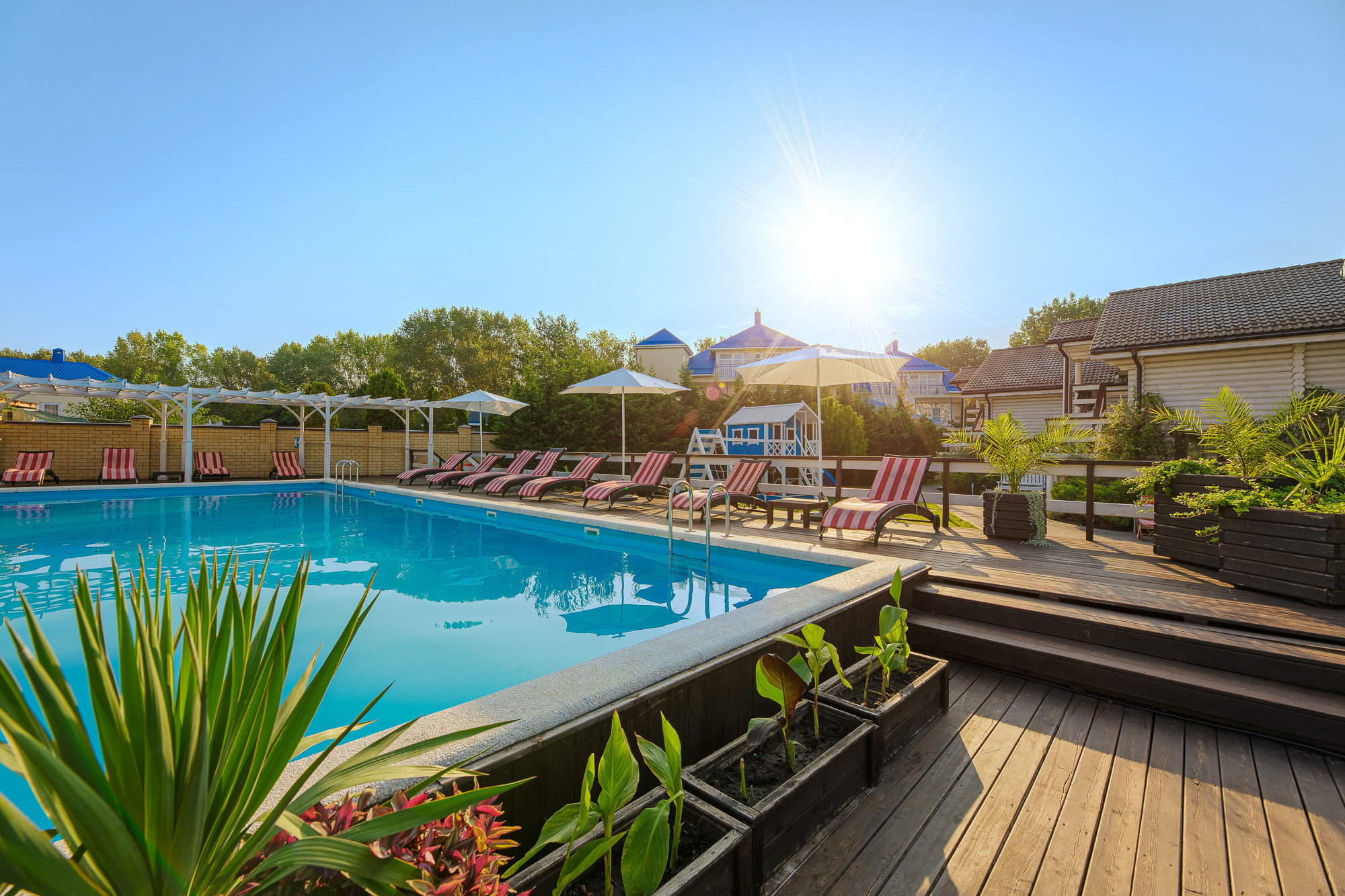 Renatphoto-Экстерьерная фотосъёмка территории отеля в Анапе. Профессиональная фотосъёмка интерьеров, предметная фотосессия еды для меню г. Анапа