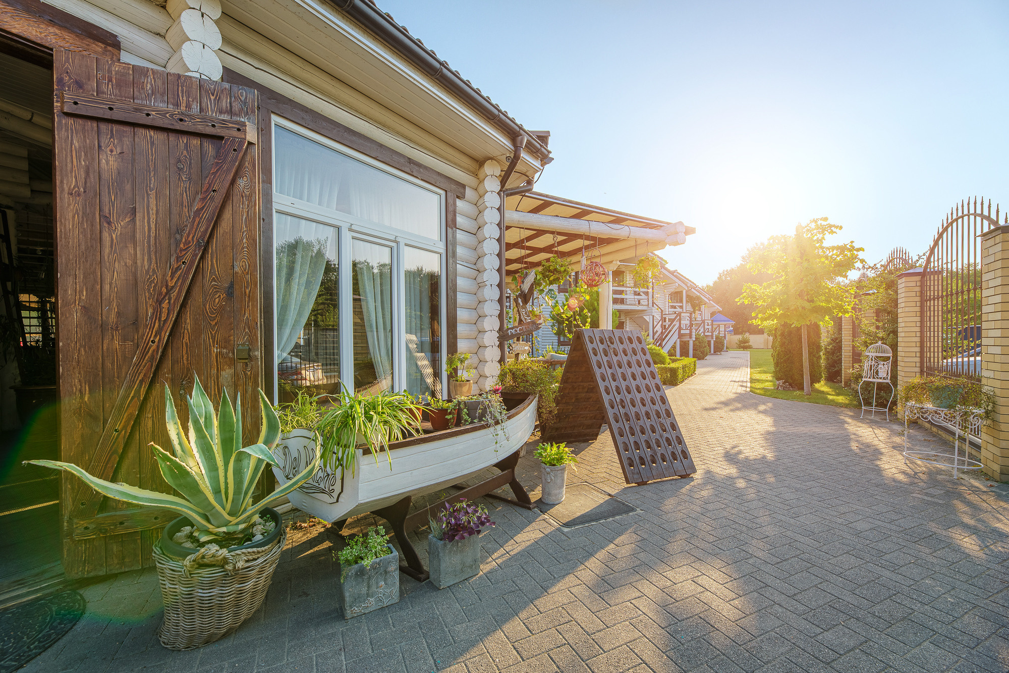 Renatphoto-Экстерьерная фотосъёмка территории отеля в Анапе. Профессиональная фотосъёмка интерьеров, предметная фотосессия еды для меню г. Анапа