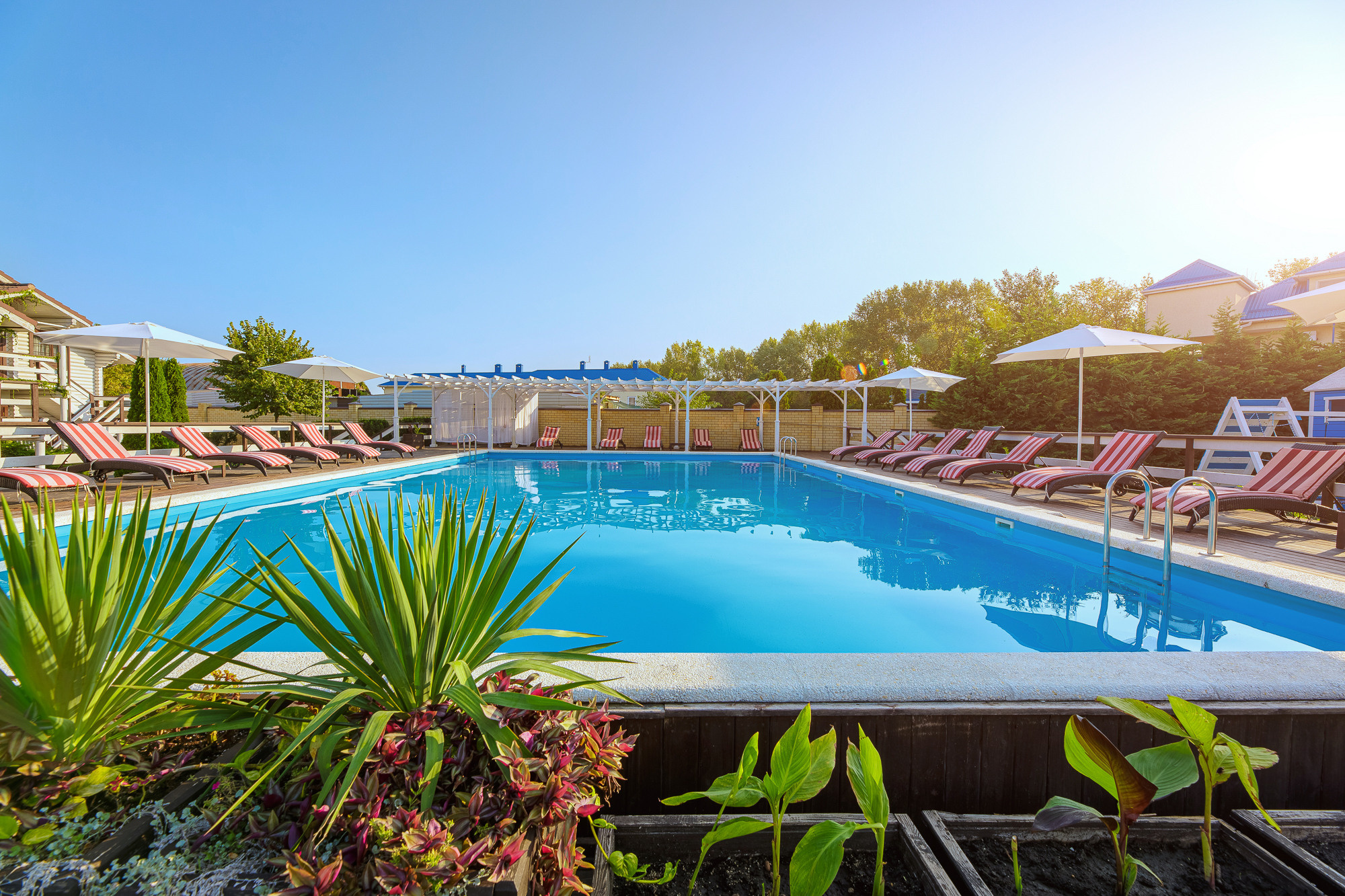 Renatphoto-Экстерьерная фотосъёмка территории отеля в Анапе. Профессиональная фотосъёмка интерьеров, предметная фотосессия еды для меню г. Анапа